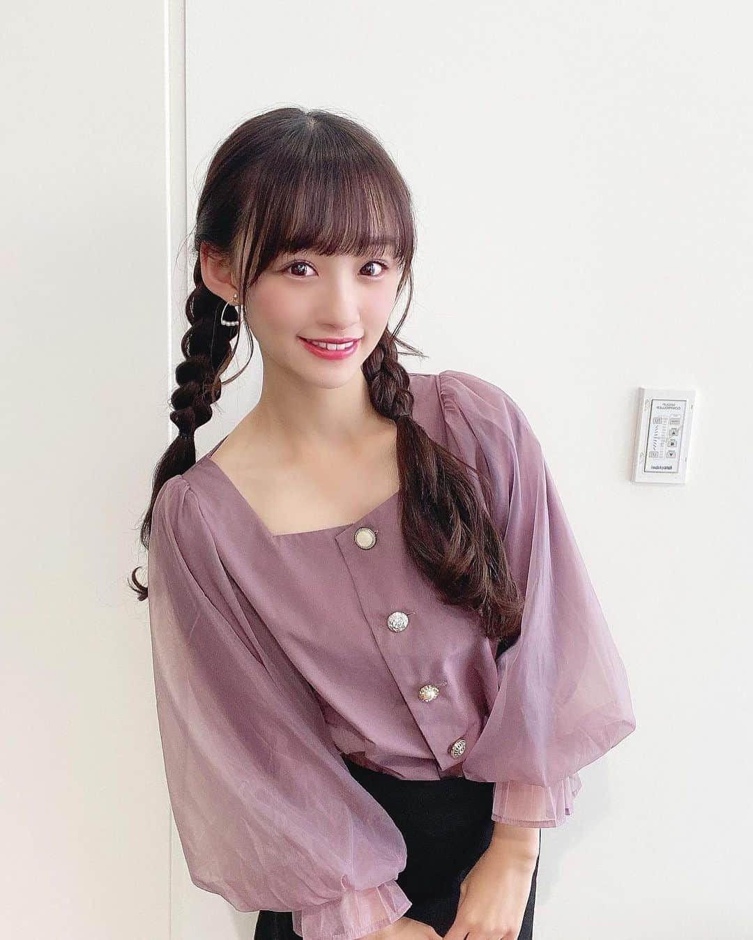 音嶋莉沙さんのインスタグラム写真 - (音嶋莉沙Instagram)「昨日はオンラインお話会﻿ ありがとうございました♡﻿ ﻿ 3部は、 @grl_official コーデだよ😊﻿ プチプラで可愛いから是非、真似してみてね！﻿ 髪型は、三つ編みにして甘めにしたよ〜﻿ ﻿ ﻿ 4部、5部は、 @emsexcite のニットシャツワンピ♡﻿ ポニーテールに髪型を変えましたっ！！﻿ 好評で嬉しかったよ〜( ¨̮ )︎︎❤︎︎﻿ ﻿ ﻿ また、オンラインお話会やサイン会などで﻿ いろんな私を見せていきたいなと思っているので楽しみにしていてくださいね〜！！﻿ ﻿ いろんな私に会いに来て欲しいです💕﻿ ﻿ ﻿ ﻿ ﻿ ﻿ ﻿ #オンラインお話会 #GRL #グレイル #プチプラコーデ #私服 #Risaコーデ #ニットシャツワンピース」11月4日 22時05分 - otoshima_risa