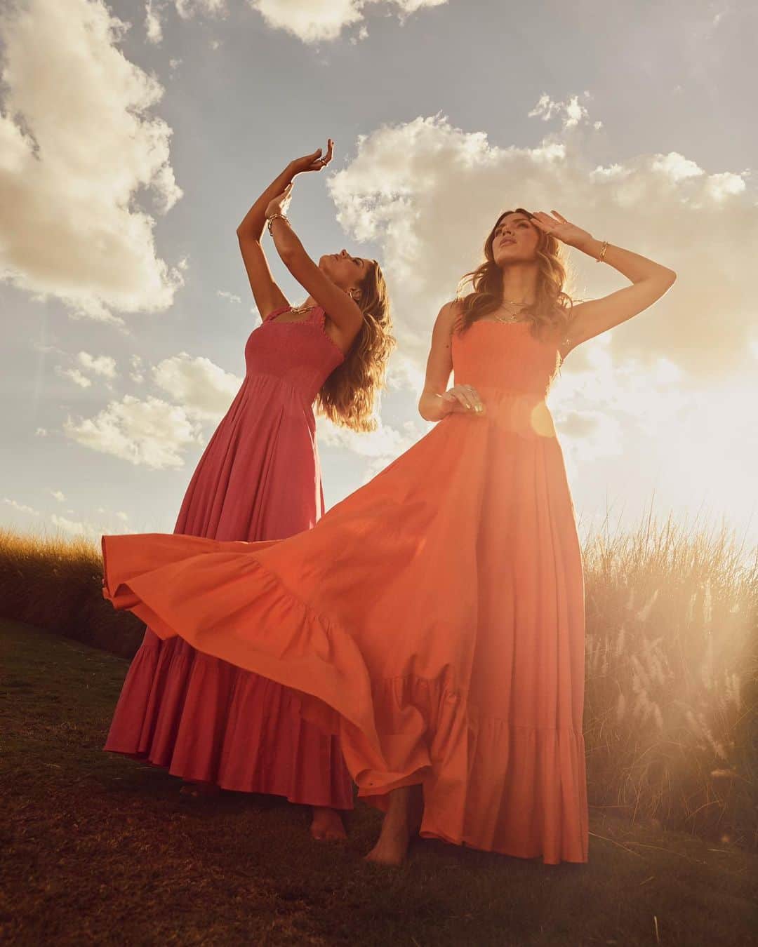 Glam4Youのインスタグラム：「ANSIOSA... É AMANHÃ!!!! Collab @bynv + @larougebelle @lalarudge  Vocês são se surpreender. A cartela de cores está um espetáculos a parte. A modelagem impecável. As peças modernas e sofisticadas, ao mesmo... Fizemos tudo juntas, da escolha da cartela, mood, modelagens, tudo! Estamos muito felizes com o resultado e esperamos que vocês estejam tão ansiosas quanto nós 👯‍♀️」