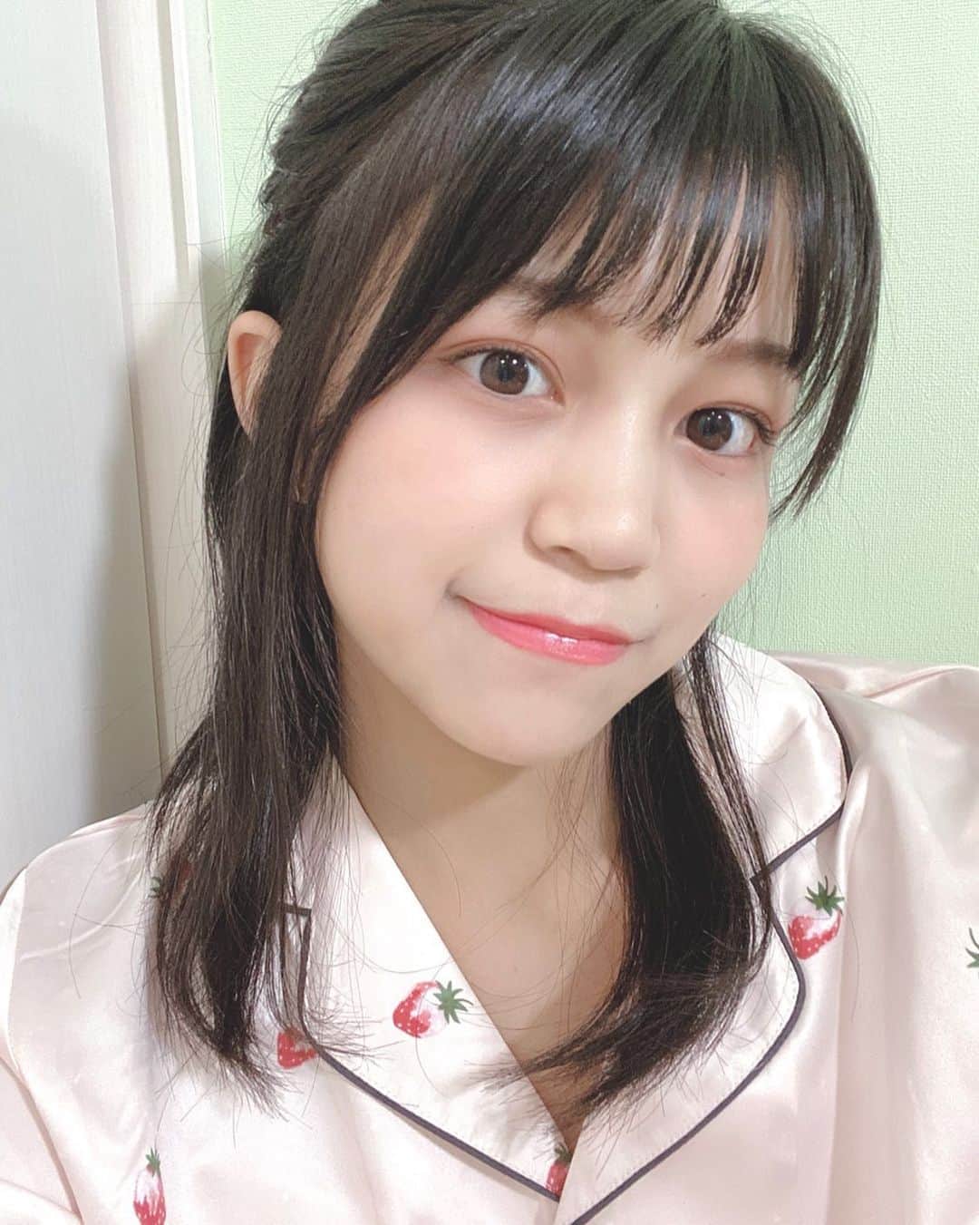 北川花音のインスタグラム：「﻿ 今月号の「お部屋着&近所着」﻿ 見てくれましたか〜？﻿ ﻿ そのときの写真！﻿ GUのパジャマだよ〜🍓﻿ ﻿ #GU  #パジャマ　#北川花音　#ニコラ　#nicola」
