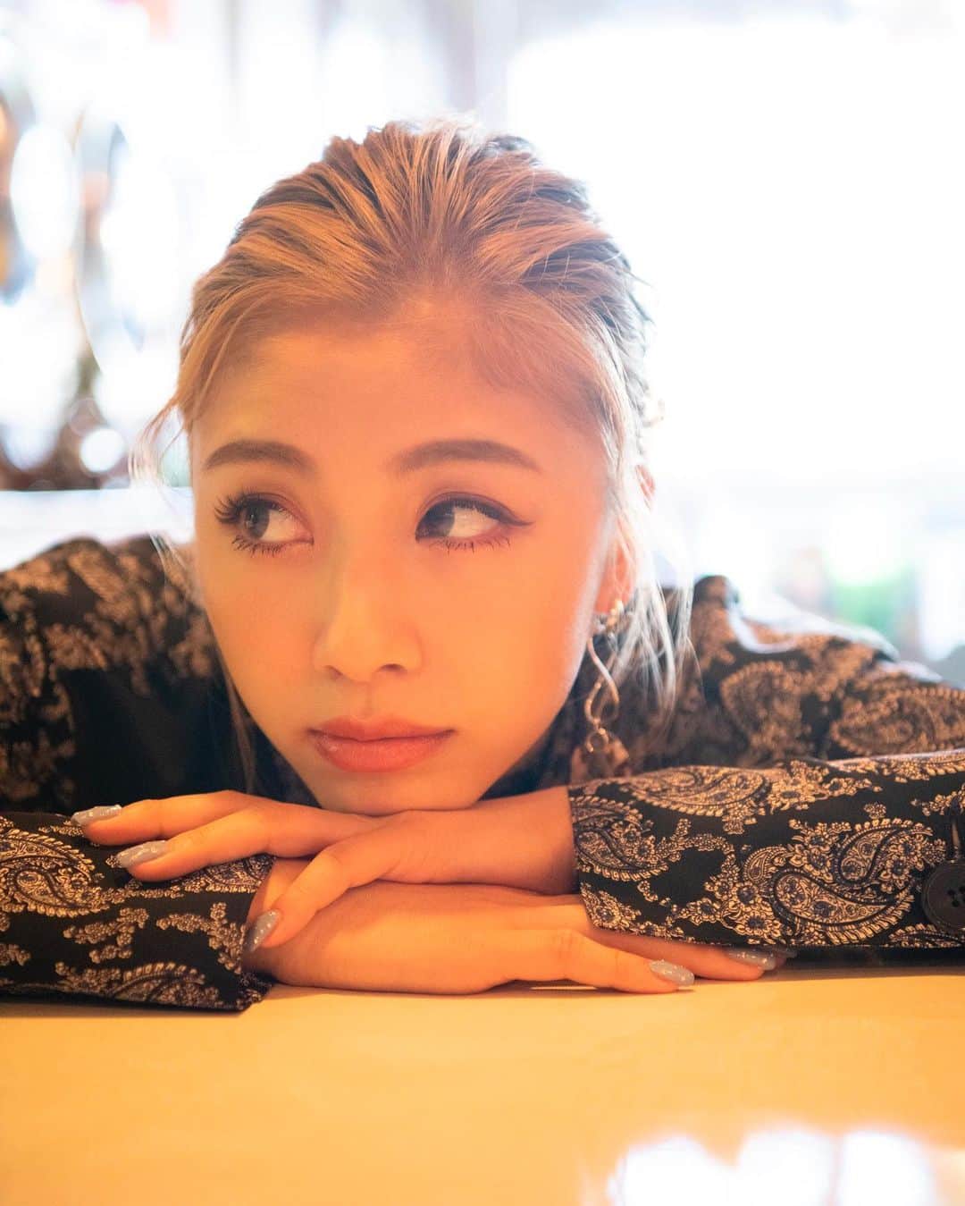 honoka のインスタグラム：「グループ写真集﻿ 発売日とタイトル解禁しました﻿🙋🏻‍♀️ ﻿ 6か月連続発売の締めくくりです。﻿ ﻿ 11月24日発売﻿ タイトル「laugh out loud」﻿ ﻿ 宝島社チャンネルにて予約受付開始🙋🏻‍♀️💕﻿ 宝島チャンネルでご予約いただくと﻿ メイキング動画プレゼント👍✨﻿ ﻿ 是非🥺❤️」