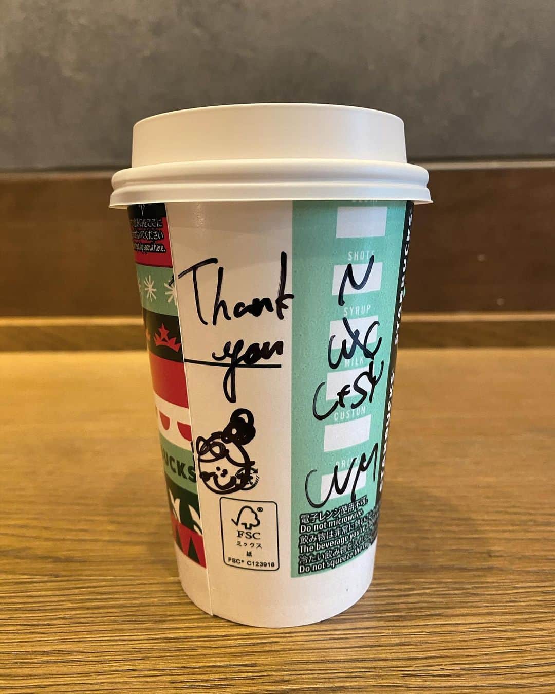 のインスタグラム：「. 知っていましたか？ スタバの店員さんは どんなに忙しくても 必ず目を見て　"ありがとうございました" って言ってくれるんですよ 当たり前のことかもしれないけど それを自然に出来るって 凄いなぁと私は思います . そんな私の最近のハマりは ホワイトモカを無脂肪、ライトシロップ、ホイップ無し、エクストラホットにカスタムする事です❤︎ みんなも飲んでみてね〜ッ . . . #スターバックス #スターバックスコーヒー #スターバックスラテ #スタバ #スタバカスタム #starbucks #ホワイトモカ」