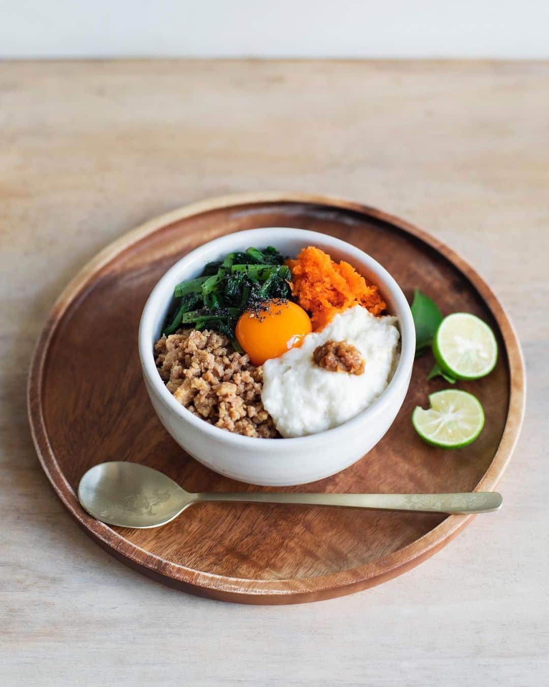 Hanako公式さんのインスタグラム写真 - (Hanako公式Instagram)「おうちで簡単、おいしい薬膳レシピ🍳﻿ ﻿ 🍚🥕「薬膳ビビンパ」﻿ 滋養が高い山芋や長芋は、体や心が疲れた時に摂りたい食材。そぼろには植物性たんぱく質がぎゅっと詰まった乾物の高野豆腐を混ぜると、よりヘルシーに。個々の食材がもつ栄養を一度に摂れる理想的な薬膳メニューです。﻿ ﻿ ●材料（1人分）﻿ ・山薬（山芋・長芋）：好みの量﻿ ・黒米ご飯（雑穀・玄米・白米でも可）：1杯分﻿ ・卵黄：1個分﻿ ・高野鶏そぼろ（作り方1）：適量﻿ ・小松菜のごま和え（作り方2）：適宜﻿ ・人参のすりおろし（作り方3）：大さじ2﻿ ・すだち：1個﻿ ﻿ ●作り方﻿ 1.小鍋に鶏ひき肉250g、きび砂糖大さじ2、醤油大さじ5～6、粗みじん切りの生姜大さじ2、水100㎖を「混ぜてから」中火にかけて、時々混ぜながら煮る。途中で刻んだ高野豆腐2枚（直接鍋にすりおろしながら加えても可）を加え、水気がなくなるまで約8～10分煮る。﻿ 2.小松菜は5株を熱湯で塩茹でし、2～3㎝に切って水気を絞る。醤油、すりごま各大さじ1、ごま油、だし各少々で和える。﻿ 3.人参は皮ごと大さじ2ほどすりおろし、薬膳酢、ごま油、塩各少々で味付けする。﻿ 4.山薬をタワシでこすり洗いし、皮をむく。すりおろしてとろろにする。﻿ 5.茶碗にご飯をよそって、そぼろと野菜を盛り、とろろをのせて味噌（分量外）を添える。卵黄をトッピングし、好みですだちを搾る。﻿ ﻿ ●Navigator 井澤由美子／料理家。国際中医薬膳師・国際中医師の資格をもつ。NHK『きょうの料理』ほか、各種メディアで活躍中。﻿ ﻿ ﻿ 【Hanako1190_気持ちいい生活の選びかた】﻿ #Hanako #Hanako_magazine #SDGs #sustainabledevelopmentgoals #サスティナブル #サステナブル #フェアトレード #環境に優しい #地球に優しい #サスティナブルな暮らし #エシカルフード #漢方 #冬の薬膳 #食養生 #簡単レシピ #おうちごはん #丁寧な暮らし#料理記録 #ビビンパ #photoby_kenyaabe」11月4日 22時00分 - hanako_magazine