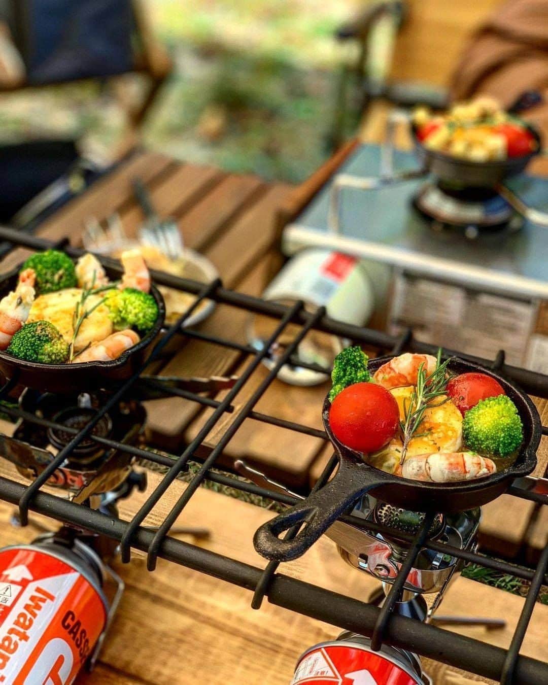 hinata_outdoorさんのインスタグラム写真 - (hinata_outdoorInstagram)「@haco38 さんのpic✨﻿  ミニスキレットに具材を丸ごと入れたアヒージョ😆！！ 各自で好きな具材を入れて、好みのアヒージョを作るスタイル良いですね✨  🌳🌲🌳🌲🌳🌲🌳🌲🌳🌳﻿ ﻿ #hinataoutdoor を付けて⠀⠀⠀﻿ アウトドアシーンを投稿してください😊⠀﻿ 素敵な投稿はリポストさせていただきます！﻿ ﻿ 🌳🌲🌳🌲🌳🌲🌳🌲🌳🌳﻿ ﻿ 🚙キャンプや山登りのアウトドア情報はプロフィールのURLから﻿ ➡ @hinata_outdoor﻿ ﻿ 🍖美味しそうなキャンプ料理の写真は﻿ ➡️ @hinata_gohan⠀⠀⠀⠀⠀⠀⠀⠀⠀⠀⠀⠀⠀﻿ ﻿ #キャンプ #アウトドア #キャンプギア #アウトドアギア #キャンプ道具 #キャンプ場 #キャンプインテリア #キャンプ部 #ファミキャン #キャンプ初心者 #キャンプ収納 #キャンプ女子  #ソロキャンプ #グループキャンプ #グルキャン  #camp #outdoor  #秋キャンプ #アウトドアインテリア #デイキャンプ #冬キャンプ #秋 #スキレット #アヒージョ」11月4日 22時01分 - hinata_outdoor