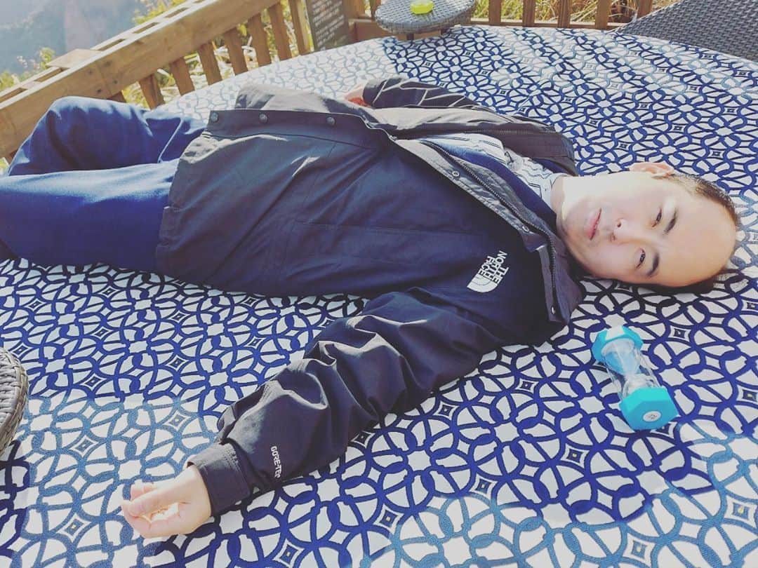 斎藤司のインスタグラム：「謎のアンニュイな表情 アンニュイって何？ 意味ずっと分からず 調べずに41歳。 まだ調べない。 明日やろう、を繰り返してもう41歳。 それでも僕はこの表情がアンニュイだと信じて疑わない。 それはきっと君のせい。  #できることを今日やろう #アンニュイ #なに？ #ootd #秋 #northface  #インスタ生え🌱」
