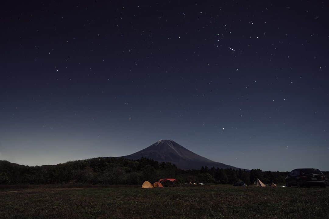 Nanaのインスタグラム：「1月以来の富士山。 ほぼ満月だったけど、折角なので星景写真も撮る。 オリオン座分かるかなぁ。。 レタッチの復習も兼ねて。」