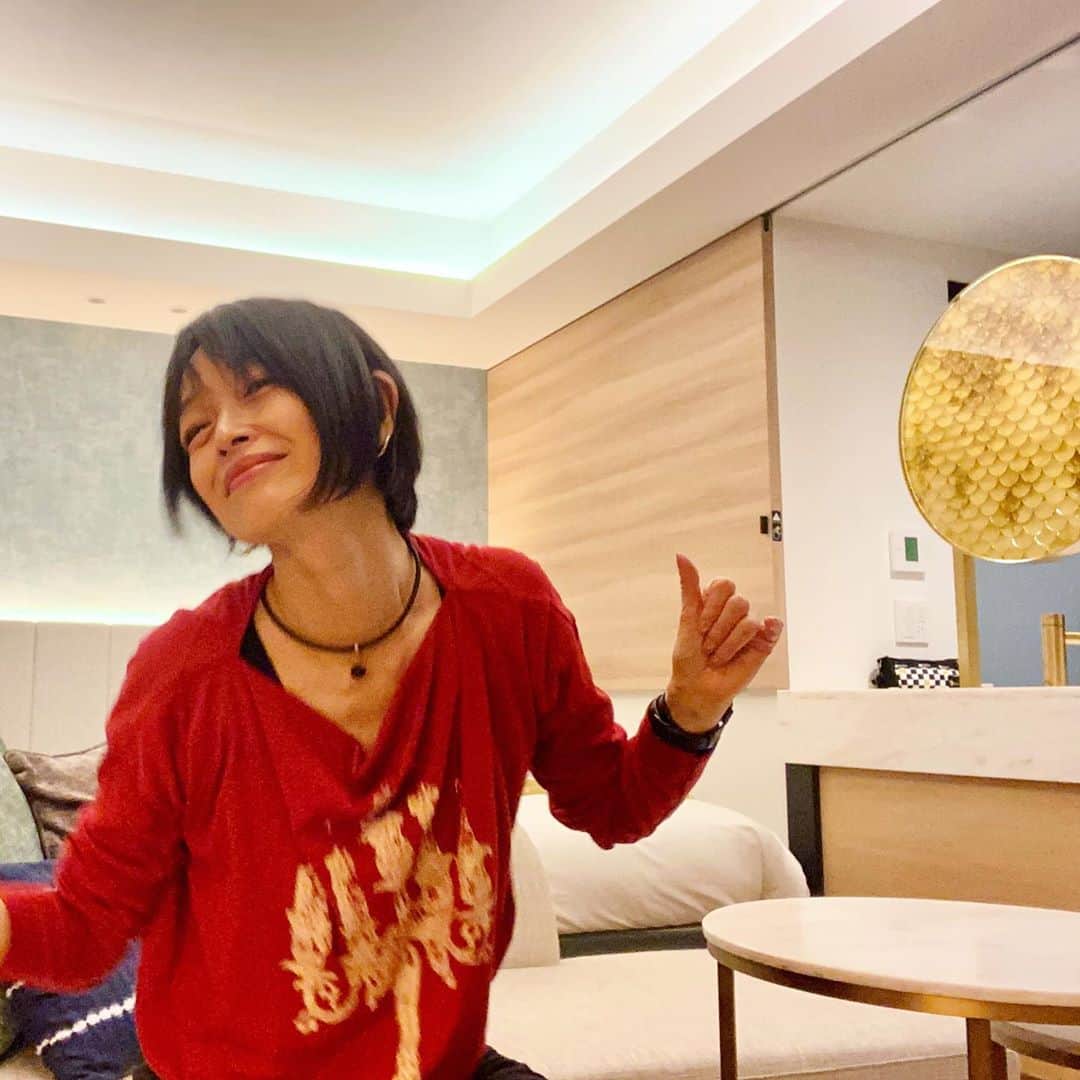 畑亜貴さんのインスタグラム写真 - (畑亜貴Instagram)「シャチホコ鏡が見たくて先日のロケハンで泊まりました。ロビーが素敵😊 新しいホテルは枕元付近に電源があったり充電関係充実してるから嬉しい！」11月4日 22時02分 - akihata.jp