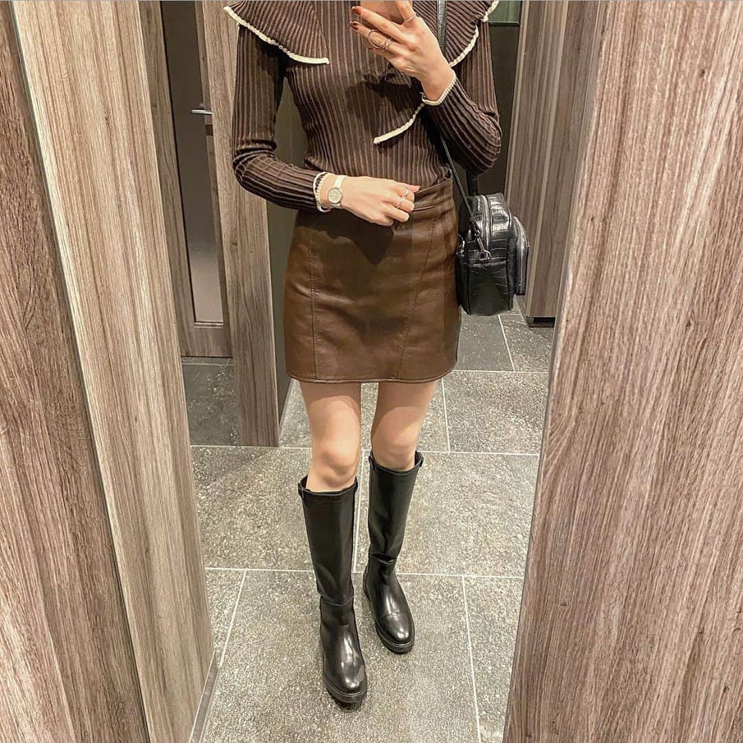 たんりいのインスタグラム：「. . Today’s codenate ♡” . Tops : @lilyboutique_official Skirt : @iradowl_official bag : @wcjapan . . #todayscode #ootd #codenate #冬コーデ #コーディネート #コーデ #ニット #ブーツコーデ #tanrii_code_」