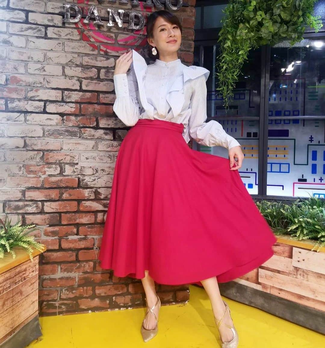 大島由香里さんのインスタグラム写真 - (大島由香里Instagram)「本日の衣装です🌹🌹 久々の真っ赤なスカートが素敵です❤️ #バラいろダンディ #大島由香里」11月4日 22時07分 - yukari__oshima