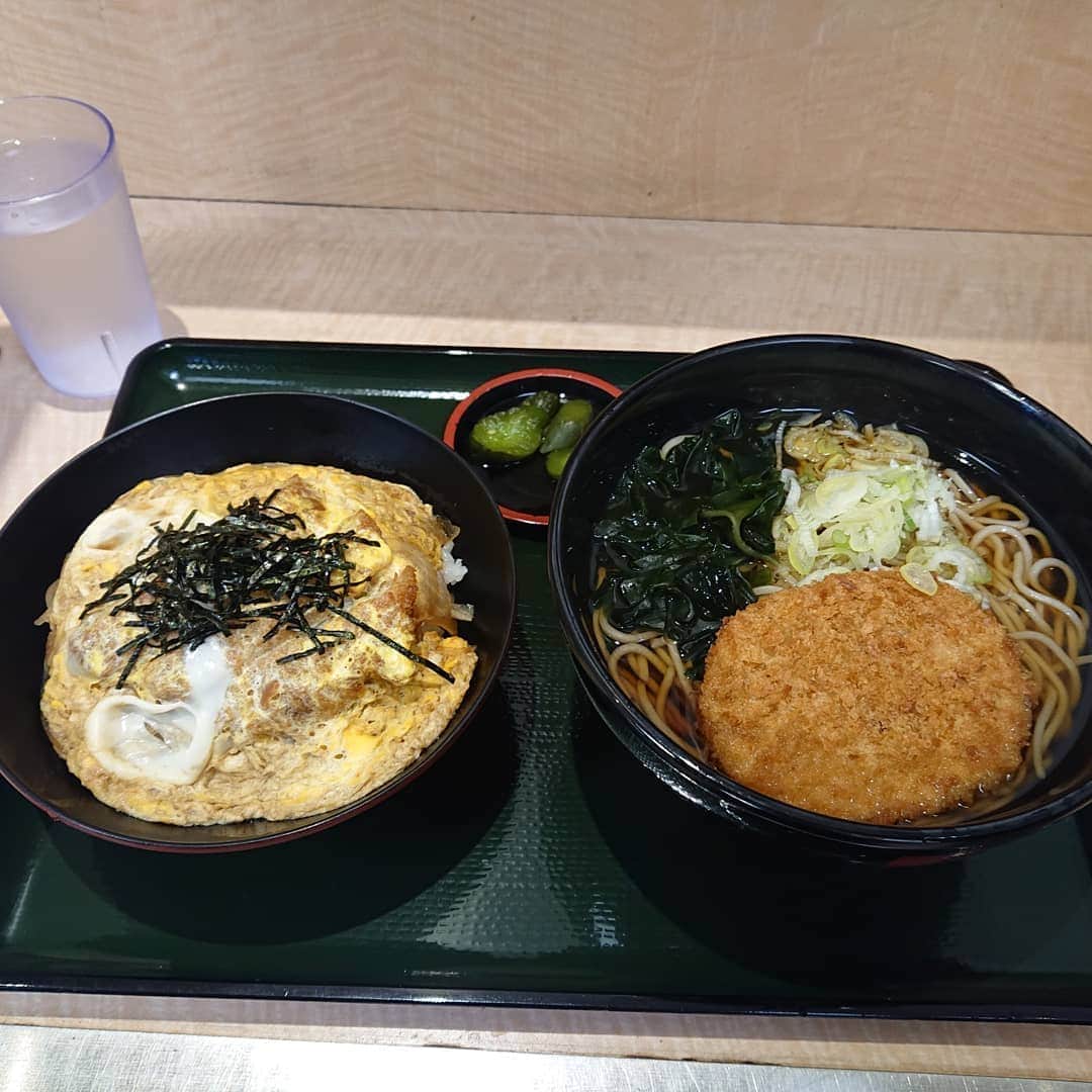 グレート義太夫さんのインスタグラム写真 - (グレート義太夫Instagram)「コロッケ蕎麦の。 コロッケが「カレー味」って…。「ウソでしょ?」と思ったら、発券機にガッツリ書いてありました。うかつ、うかつえり…。 #狛江箱根そば  #コロッケ蕎麦  #カレー味」11月4日 22時08分 - great_gidayu