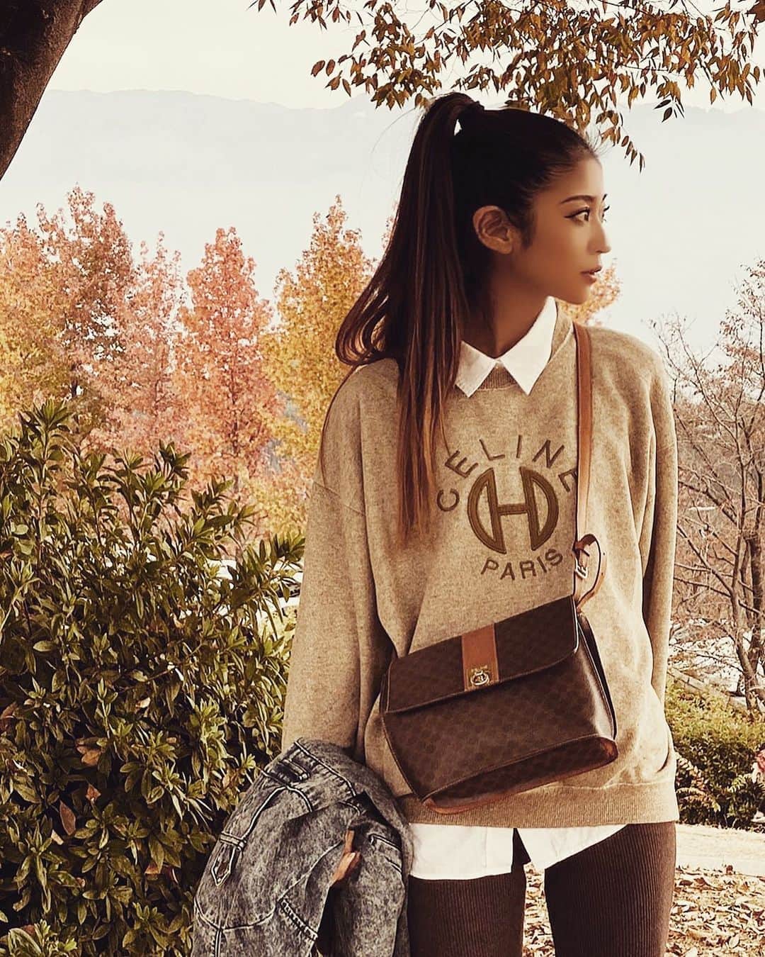 佐藤あずみのインスタグラム：「うす紅の口紅を塗りたおす 君とすれ違う 赤 黄 緑の カラフルコミュニケーション❤️💛💚  紅葉見にいこ〜よ〜🍁 君と2人で行こうよ〜🍁  #ootd #fashion #coordinate #code #私服 #コーデ #きょこ #先日こ #japanesegirl #outfit #紅葉 #秋 #autumnleaves #autumn #autumncolors」