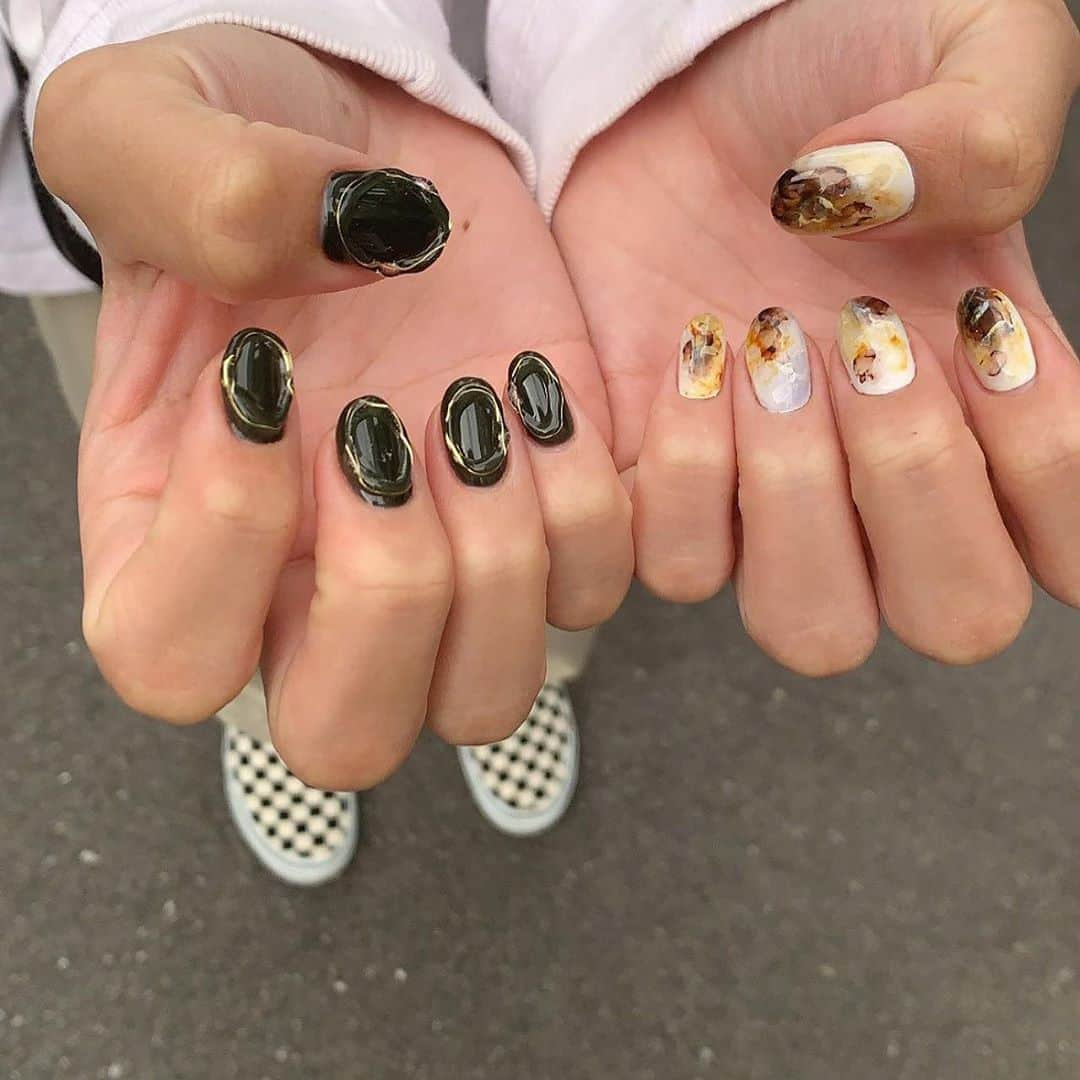 いちえ（夜のひと笑い）さんのインスタグラム写真 - (いちえ（夜のひと笑い）Instagram)「やっとネイル変えた〜！！💅 写真じゃ黒に見えるけど、深緑にしたっぴ  #ココネイル  #ネイル  #ネイルデザイン  #ネイル  #nail」11月4日 22時10分 - hnkichie27