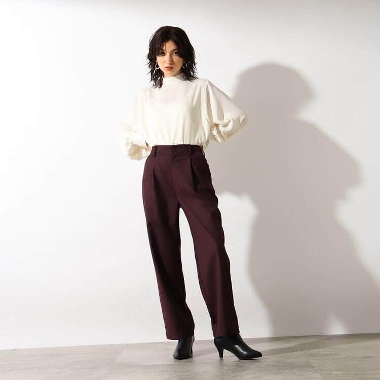 ozoc_officialのインスタグラム：「【Collaboration Items】 ﻿ ﻿ ……………………………………………………﻿  ストレートパンツ  ONにもOFFにも着まわしの効く、ストレートパンツ ハイウエスト、ワイドシルエットでショートブーツとの相性も抜群です  【OZOC×インフルエンサーコラボ】 @kitsumai  読者モデルとして活躍したのち、ファッション、ビューティー関連の投稿が人気のインスタグラマー。今後はママインフルエンサーとしての活躍も期待。  ✔︎WEB STOREにて発売中！➡︎➡︎➡︎プロフィールのURLから飛べます！﻿﻿  ﻿ ……………………………………………………﻿ ﻿  #OZOC #オゾック﻿ ﻿ #coordinate #ファッション#コーディネート #コーデ #大人カジュアル #カジュアルコーデ #大人かわいい #ootd #code #outfit #fashion #きょコ #リラックスコーデ #autumn #秋スタイル #秋コーデ #秋ファッション #シンプルコーデ #今日のコーデ」