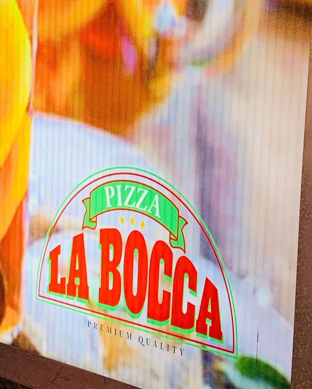 漢娜Hannahさんのインスタグラム写真 - (漢娜HannahInstagram)「我的愛店 @la_bocca_pizza  推出了新的pizza 口味 還有爆炸好吃的 香烤半雞佐時蔬 現烤的香嫩春雞 超級多汁！！！ 再搭上蔬菜（降低一點點罪惡） 全素的朋友看過來  地中海pizza 蔬菜搭上起司👍🏻 今天點的是 經典肉醬鮮菇pizza 經典的肉醬香氣撲鼻 搭上滿滿的菇菇 海陸總匯pizza 有肉有蝦 什麼都有 我還是最愛最愛洋芋香草嫩雞  （我真的每個禮拜都來吃） 愛吃pizza的不要錯過哦(⁎⁍̴̛ᴗ⁍̴̛⁎)  La Bocca 義式手作披薩 @la_bocca_pizza  📍台北市大同區承德路一段77-2號  #台北美食 #台北 #pizza #laboca #台北義式 #義式料理 #義式 #披薩」11月4日 22時12分 - callmetsts