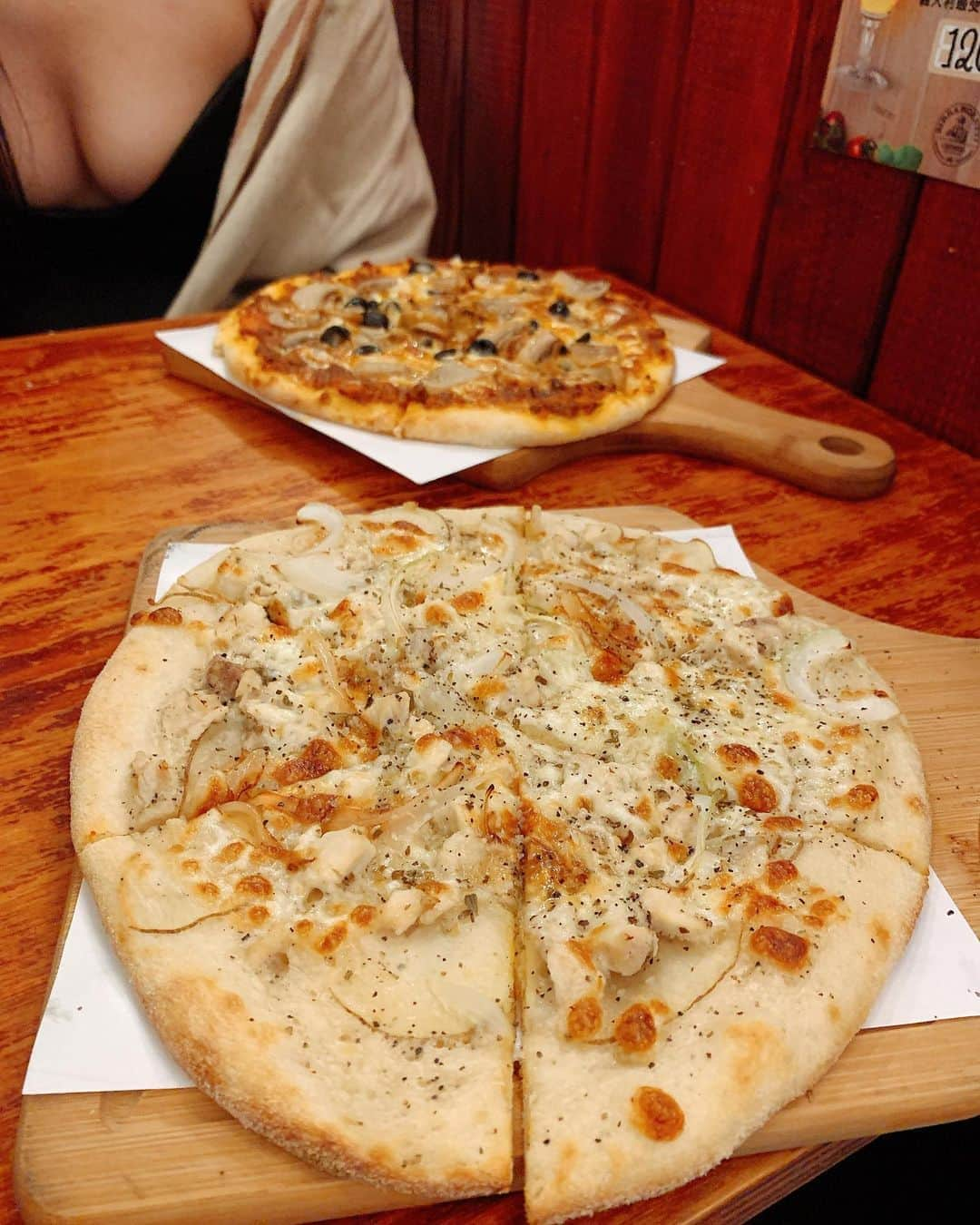 漢娜Hannahさんのインスタグラム写真 - (漢娜HannahInstagram)「我的愛店 @la_bocca_pizza  推出了新的pizza 口味 還有爆炸好吃的 香烤半雞佐時蔬 現烤的香嫩春雞 超級多汁！！！ 再搭上蔬菜（降低一點點罪惡） 全素的朋友看過來  地中海pizza 蔬菜搭上起司👍🏻 今天點的是 經典肉醬鮮菇pizza 經典的肉醬香氣撲鼻 搭上滿滿的菇菇 海陸總匯pizza 有肉有蝦 什麼都有 我還是最愛最愛洋芋香草嫩雞  （我真的每個禮拜都來吃） 愛吃pizza的不要錯過哦(⁎⁍̴̛ᴗ⁍̴̛⁎)  La Bocca 義式手作披薩 @la_bocca_pizza  📍台北市大同區承德路一段77-2號  #台北美食 #台北 #pizza #laboca #台北義式 #義式料理 #義式 #披薩」11月4日 22時12分 - callmetsts