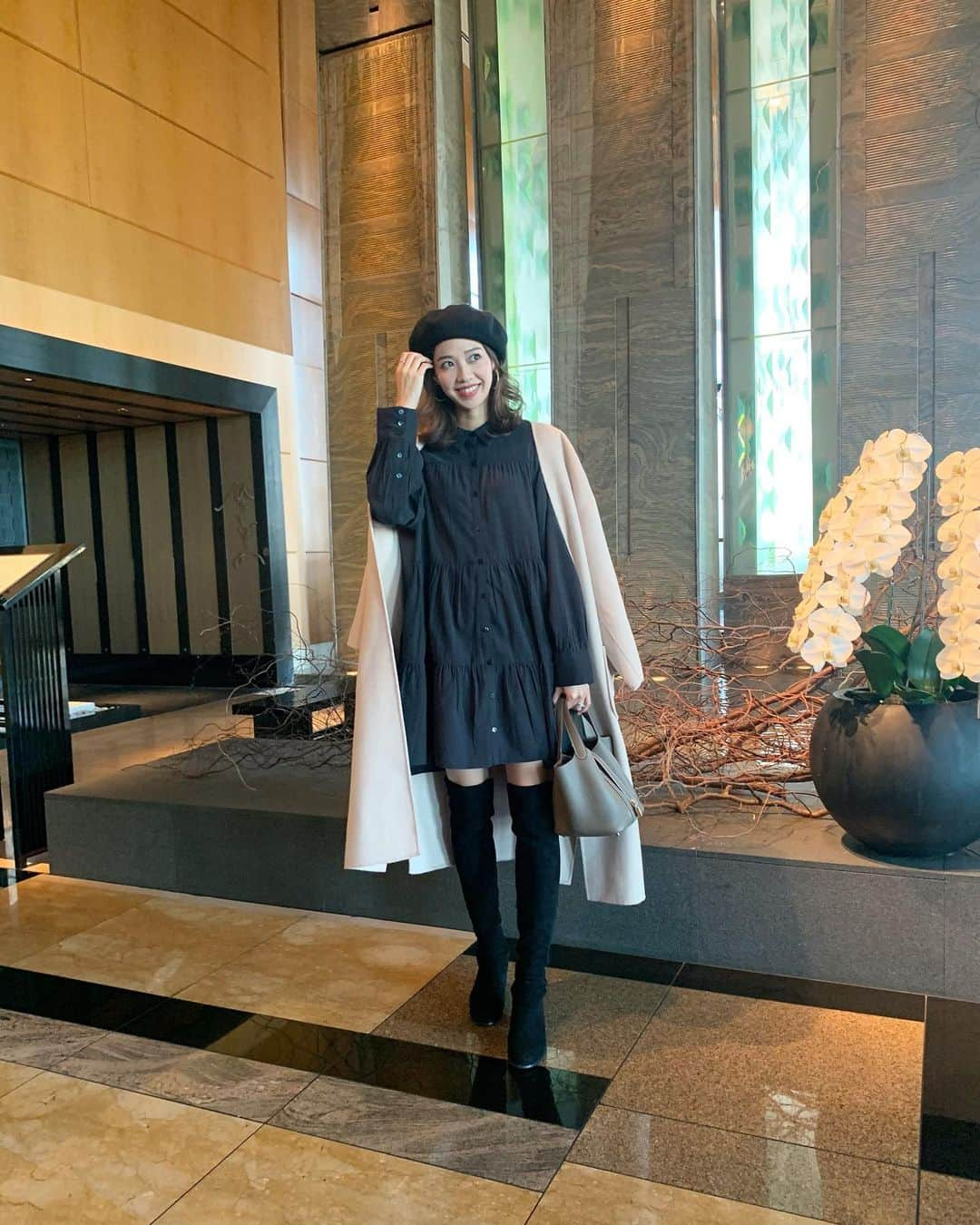 青山美沙子さんのインスタグラム写真 - (青山美沙子Instagram)「ALL BLACK #coordinate ♡﻿ ﻿ ﻿ ZARAで新調したシャツワンピ♡﻿ 柔らかい素材で着心地良き☺︎﻿ ﻿ ﻿ ﻿ dress・・ @zara﻿  coat・・ @emmi.jp  hat・・ @zara﻿ boots・・ @stuartweitzman  bag・・ @hermes   ﻿ ﻿ ﻿ ﻿ この日はリッツカールトン東京の"タワーズ"で﻿ @miho.fukuchi とランチ﻿ ﻿ ﻿ ﻿ ﻿ ﻿ 久々に来たけどやっぱり美味しい！！﻿ ﻿  📍THE RITZ-CARLTON TOKYO  @ritzcarltontokyo  "タワーズ"  GOTOで予約してコース¥4,500だったよ🥳﻿ ﻿ ﻿ 私が選んだのは﻿ 前菜﻿ ・自家製パテ・ド・カンパーニュ﻿ ﻿ メイン﻿ ・山形豚ポーク ショルダー ﻿ ﻿ デザート2種﻿ ・バナナ チョコレート キャラメル ﻿ ・ルイボスティー ミルフィーユ﻿ ﻿ ﻿ ﻿ どれも本当に美味しすぎたから、近々もう一回行きたい🥺❤️﻿ ﻿ ﻿ ﻿ ﻿ ﻿ #theritzcarltontokyo#リッツカールトン東京#タワーズ#ホテルランチ#ホテル女子会#ホテルでランチ#ホテル好き#コーディネート#ファッションコーデ#大人ファッション #30代ファッション#ZARAが好き#ザラ購入品#ザラコーデ#スチュアートワイツマン#ピコタン#エトゥープ#エルメス#emmi#ブラックコーデ#シャツワンピ#シャツワンピコーデ#ワンピースコーデ#秋コーディネート#アラサーコーディネート#アラサー女子コーデ#165cm#165cmコーデ#ベレー帽コーデ」11月4日 22時12分 - misa1120mh