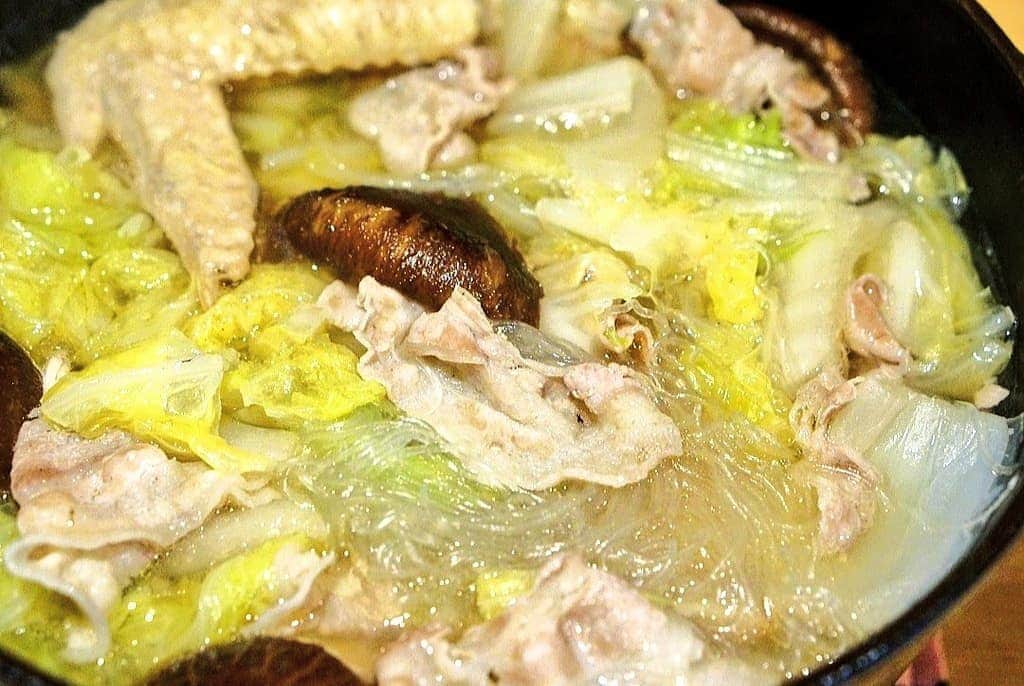 河瀬璃菜さんのインスタグラム写真 - (河瀬璃菜Instagram)「寒くなったのでピェンロー鍋🤤  時間かかるけど試して欲しいヤツ。 シンプルだから美味さがわかる。トロトロ白菜に出汁のうま味が染みる..  食べる時に自分の器に塩をお好みでいれて調整してね！ゆず胡椒や山椒、七味いれても◎ 〆は雑炊がおすすめ！  レシピはスワイプ！  #lunch #dinner  #cooking #food #foodstagram #recipe #japanesefood #instagood #lunch #dinner #おうちごはん #ピェンロー鍋 #ピェンロー #鍋レシピ #鍋パーティー #鍋 #白菜 #デリスタグラム #デリスタグラマー#手羽先 #インスタフード #うつわ #うつわ好き #フードコーディネーター  #豚肉  #簡単レシピ #どんこ」11月4日 22時14分 - linasuke0508