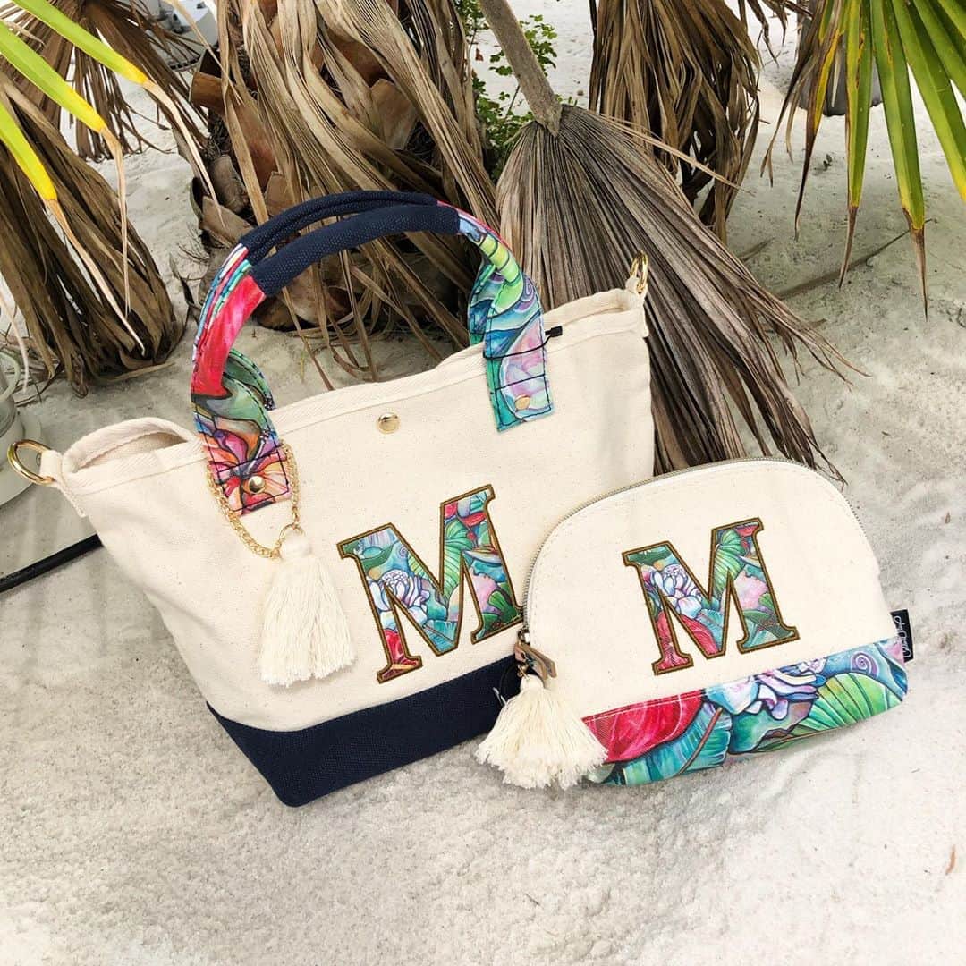 ラレイアのインスタグラム：「🌴 お買い物マラソンSALEスタートしました✨ ・ 今ならイニシャルトートとポーチをご購入でポーチが半額になる超お得フェアを開催中😍💓 ・ 他にもクーポンも配布中なのでぜひcheckしてみてください☺️ @laleia_official  #hawaii #laleia #colleenwilcox #bag #art #autumn #fashion #surf #beach #ラレイア #トートバッグ #ショルダーバッグ #サーフ #ビーチ #ハワイ #海が好きな人と繋がりたい #コリーンウィルコックス #大人カジュアル #ビーチスタイル #お洒落 #おしゃれさんと繋がりたい #イニシャル #秋 #秋バッグ #秋コーデ #ビーチガール #楽天 #ギフト #プレゼント」