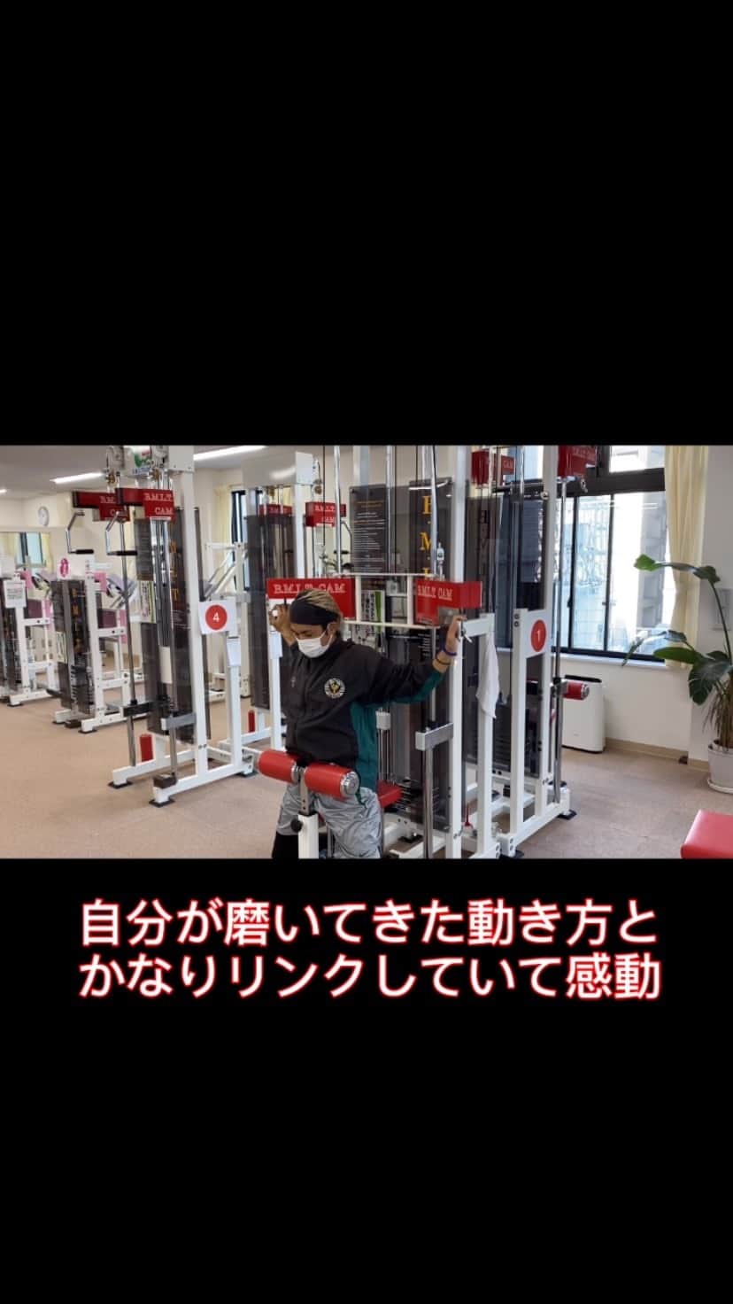 のインスタグラム：「体が弱くてもプロになった男の 関節系のケガの減らし方。  足首の怪我が多かった。  それをかばって練習して 膝が腰が痛くなった。  筋肉が弱い 体が弱いからと言われ 筋トレは人一倍した。  それでも怪我は減らなかった。  足首をアイシングする日々。 大事なところでいつも 怪我をした。  骨、関節を意識した 動かし方をするようになったのは 南米に向かう前だった。  テーピングをしなくなった。  パラグアイの デコボコのグラウンド。  ブラジルDFの削り。  それでも怪我しなくなった。  成功の方法が一つじゃないように パフォーマンスを出す体の使い方も たくさんあるはず。  筋肉を増やす、パワーをつける 走れる量を増やすだけがサッカーじゃない。  弱くても、ロスを減らし 使い方体の当て方を変えれば  強く早く、怪我をしない しなやかさは手に入る。  諦めないのは やり方を探すことを諦めない。  自分にあったもの 本当に自分にあったやり方を 探し続けること  その諦めない姿勢が 必ず道を切り開きます。」