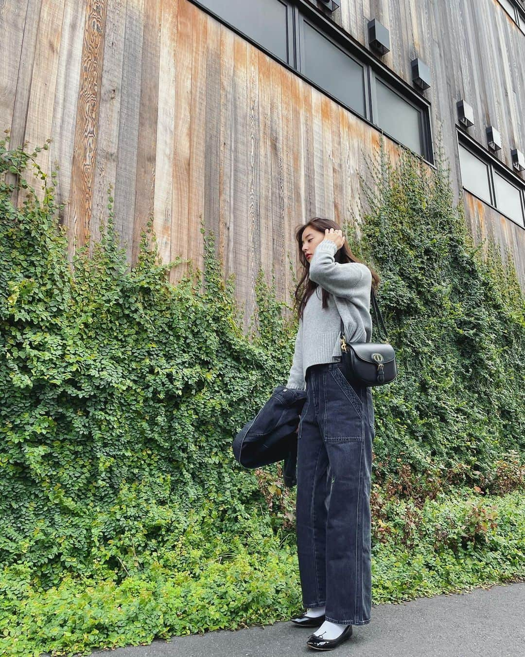 新木優子さんのインスタグラム写真 - (新木優子Instagram)「私服  denim jacket & denim : @dior  knit : @norc.jp by the line @stylist_kumisaito_  blouse : vintage shoes : @repettoparis  bag : @dior   撮影の時だけマスク外しています🙇🏻‍♀️✨」11月4日 22時18分 - yuuuuukko_