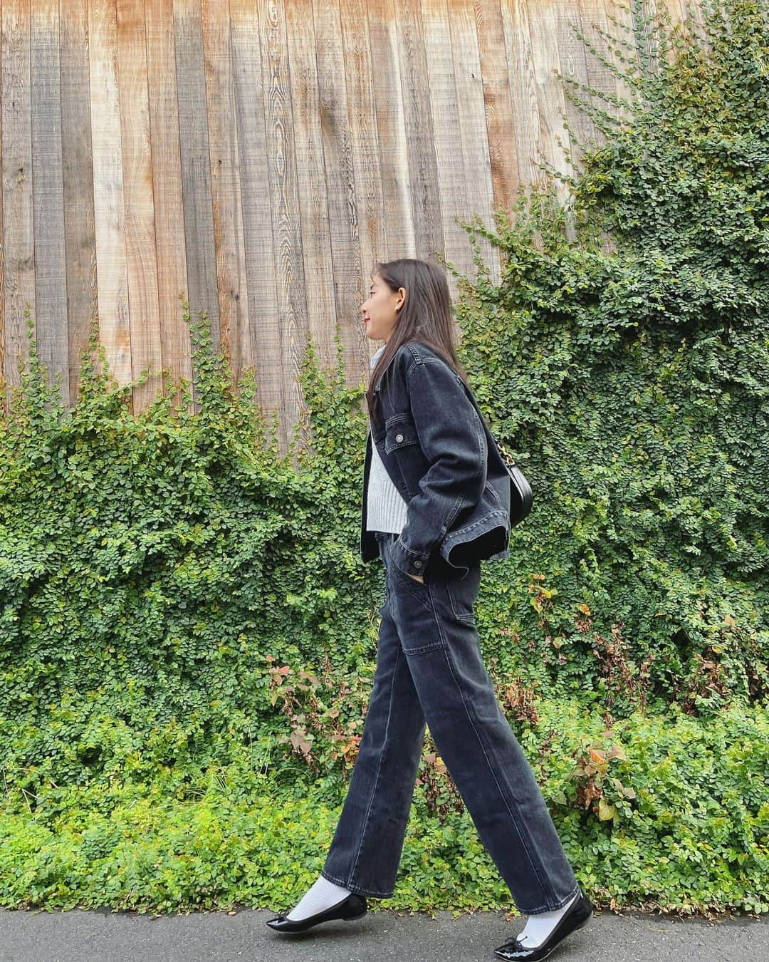 新木優子さんのインスタグラム写真 - (新木優子Instagram)「私服  denim jacket & denim : @dior  knit : @norc.jp by the line @stylist_kumisaito_  blouse : vintage shoes : @repettoparis  bag : @dior   撮影の時だけマスク外しています🙇🏻‍♀️✨」11月4日 22時18分 - yuuuuukko_