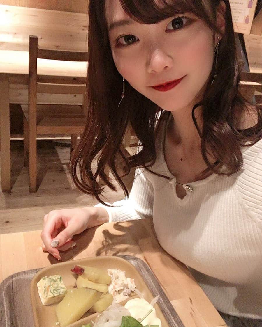 齋藤佳穂のインスタグラム：「『あなたは今日何を食べますか？』 店内は木のぬくもりが感じられて、とてもほっこりします😌🌿 写真は、わたしがだいすきなサラダとサツマイモ！ そしてお鍋もついていてポカポカ。 お腹一杯！ごちそうさまでした❣️  #都野菜賀茂 #健康美 #京都 #京都グルメ #京都ランチ #都野菜 #野菜 #料理 #女子会#烏丸グルメ #烏丸 #野菜ンスタグラム」