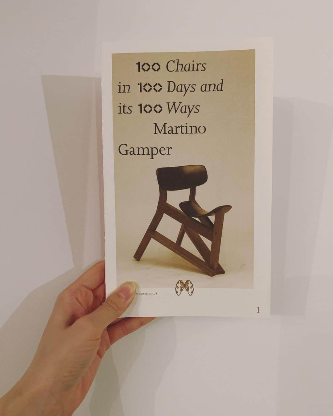 山本真由美さんのインスタグラム写真 - (山本真由美Instagram)「. . いつか椅子のデザインをしたい☁️💭 ずーーっと前に描いたスケッチは、 あって、いつか形にしたいなぁ。📚 . . そんな気持ちを手元にも置いておけそうな本、 忘れられなくて、探したら見つかった♡ . chair ☁️／🌳📘　  I want to design a chair someday.  The image has already been sketched.  A book that always reminds me of such feelings.  We can always dream of endless possibilities.  . . #chair #book  #martinogamper  #design #architecture #椅子　 #建築 #☁️#illastration #memo #100chairsin100daysandits100ways」11月4日 22時22分 - mayumi_yamamoto.official