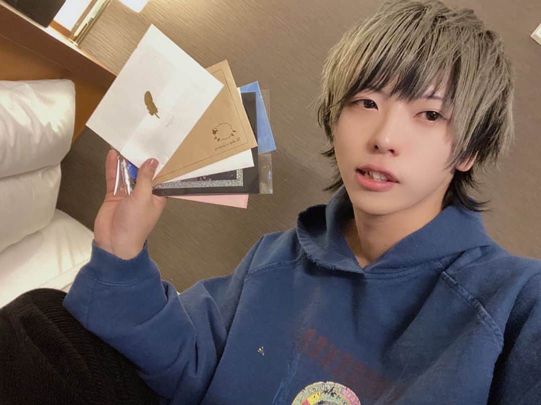 圭吾のインスタグラム：「野外ワンマンライブ大成功でした！！ 手紙も差し入れも沢山ありがとう！！！ 持ちきれんかった！！ 味のりくれた子もいて今パリパリ食べてます。笑  みんなのメッセージ届いてるからな！！！ ありがとう！！！」