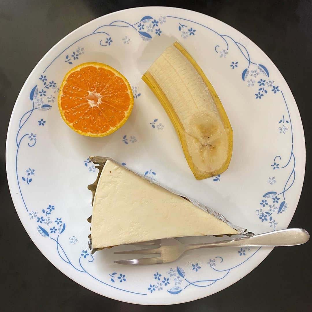 小森虹那さんのインスタグラム写真 - (小森虹那Instagram)「. 前に時間があったので プラ〜と入った喫茶店  この、 バナナとオレンジとチーズケーキ ってゆうシンプルな可愛さに惹かれた🧡  自分は何事にもシンプルが好きだな〜、 って最近気づいた‼︎‼︎  #チーズケーキ #喫茶店」11月4日 22時32分 - kmr__27