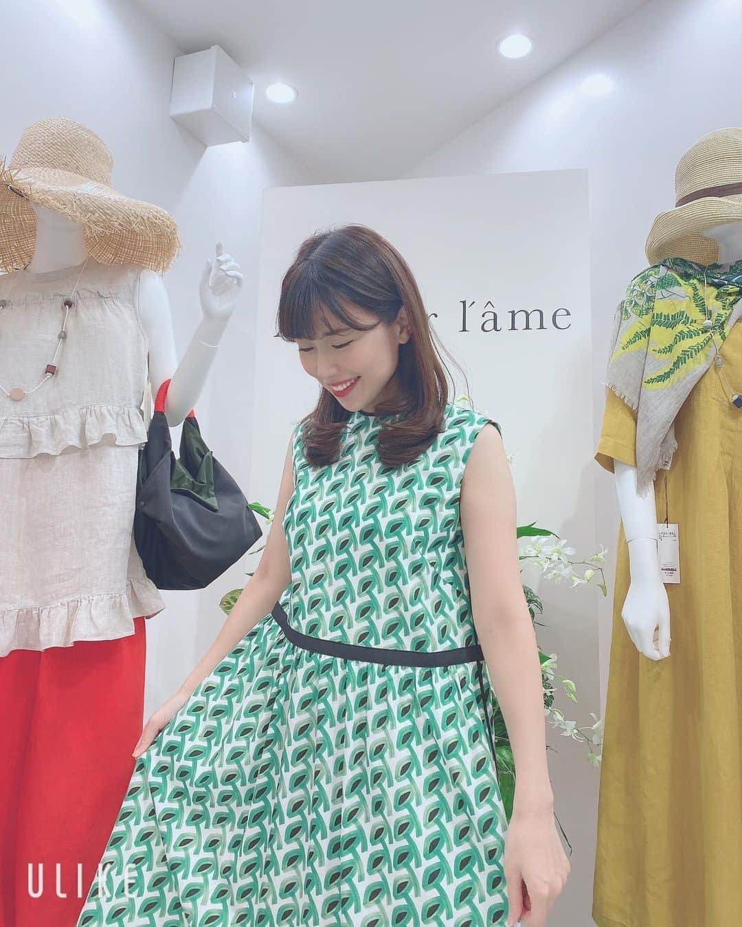 道岡桃子さんのインスタグラム写真 - (道岡桃子Instagram)「まさかの夏服ー！☀️🍍👒 . 今日はApaiser lameの展示会に行ってきました。 幾何学模様とゆったりとしたシルエットが新鮮♪ 早くも2021年夏のお洋服を注文することに！ . 【みなさんに質問】 ワンピースは、ミドリとオレンジ、どっちがいいですか？コメント多いほうを注文します！！！ . P.S. ダチョウ倶楽部さん🦆 . #展示会 #展示会ディスプレイ #アナウンサー衣装 #女子アナ #アナウンサー #女子アナコーデ #ノースリーブ #ノースリーブワンピース #apaiserlame #アペゼラム #大松 #daimatsu #サンパリエ #麦わら帽子 #instafashion」11月4日 22時32分 - momoko_ana