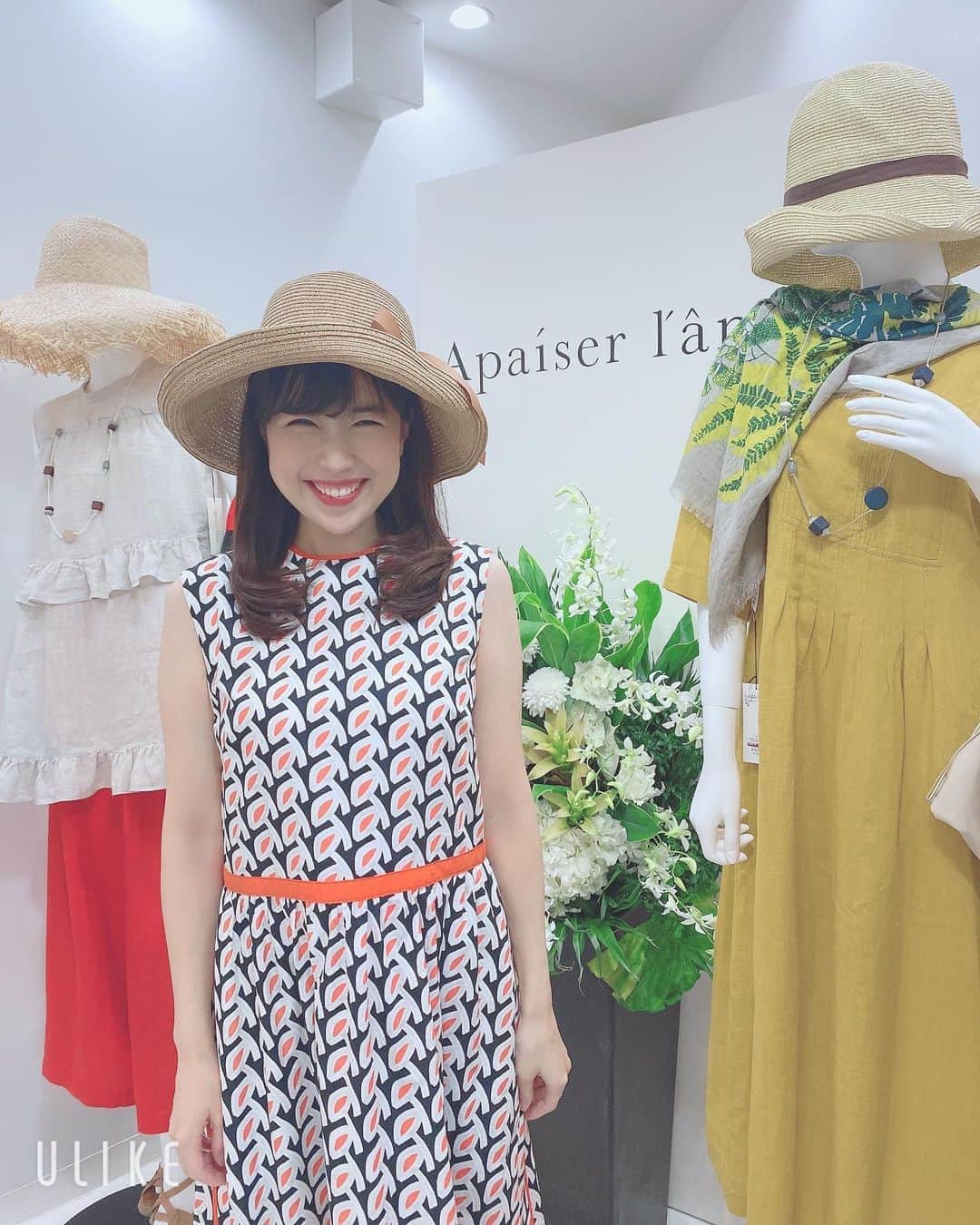 道岡桃子さんのインスタグラム写真 - (道岡桃子Instagram)「まさかの夏服ー！☀️🍍👒 . 今日はApaiser lameの展示会に行ってきました。 幾何学模様とゆったりとしたシルエットが新鮮♪ 早くも2021年夏のお洋服を注文することに！ . 【みなさんに質問】 ワンピースは、ミドリとオレンジ、どっちがいいですか？コメント多いほうを注文します！！！ . P.S. ダチョウ倶楽部さん🦆 . #展示会 #展示会ディスプレイ #アナウンサー衣装 #女子アナ #アナウンサー #女子アナコーデ #ノースリーブ #ノースリーブワンピース #apaiserlame #アペゼラム #大松 #daimatsu #サンパリエ #麦わら帽子 #instafashion」11月4日 22時32分 - momoko_ana