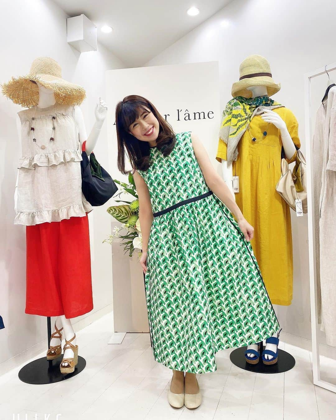 道岡桃子さんのインスタグラム写真 - (道岡桃子Instagram)「まさかの夏服ー！☀️🍍👒 . 今日はApaiser lameの展示会に行ってきました。 幾何学模様とゆったりとしたシルエットが新鮮♪ 早くも2021年夏のお洋服を注文することに！ . 【みなさんに質問】 ワンピースは、ミドリとオレンジ、どっちがいいですか？コメント多いほうを注文します！！！ . P.S. ダチョウ倶楽部さん🦆 . #展示会 #展示会ディスプレイ #アナウンサー衣装 #女子アナ #アナウンサー #女子アナコーデ #ノースリーブ #ノースリーブワンピース #apaiserlame #アペゼラム #大松 #daimatsu #サンパリエ #麦わら帽子 #instafashion」11月4日 22時32分 - momoko_ana