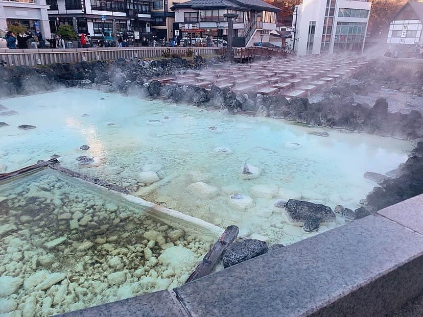 釘町みやびさんのインスタグラム写真 - (釘町みやびInstagram)「今日は、弾丸！日帰り草津でした♥ . . どうしても草津に行きたかったから、とっても嬉しい♥ 雑誌の撮影もできたし、自分の行きたいお湯にも入れた！ . . そしてなんと言っても… #紅葉 ですね🍁 絶対みたかったんだーーー！ すごく綺麗だった♡ . あと少し冷えるのに、街を漂うお湯の温かさに抱かれる感じ…たまらん！ . . 沢山写真撮ったから、少しずつ載せますね♨️ . . . 現在、草津温泉アンバサダーオーディションに参戦中！ 草津愛で絶対勝ち取りたいです。 コメントやいいね、何卒お願いします…！！！！！🔥 . . . 草津温泉観光協会 様 @kusatsu_onsen_official  オーディションサイトnarrow 様 @narrow_official  . #草津温泉  #草津温泉アンバサダー  #草津  #温泉  #旅行  #kusatsu  #kusatsuonsen  #gotoキャンペーン  #草津町  #群馬  #群馬観光  #温泉旅行  #ゆもみちゃん  #草津好き  #草津愛  #温泉女子  #温泉愛  #温泉街  #風景  #ファインダー越しの私の世界  #湯畑  #貸切風呂  #貸切温泉  #グラビア  #温泉好き  #温泉巡り  #草津温泉旅行  #932photo  #932opc」11月4日 22時25分 - miyajyaga382