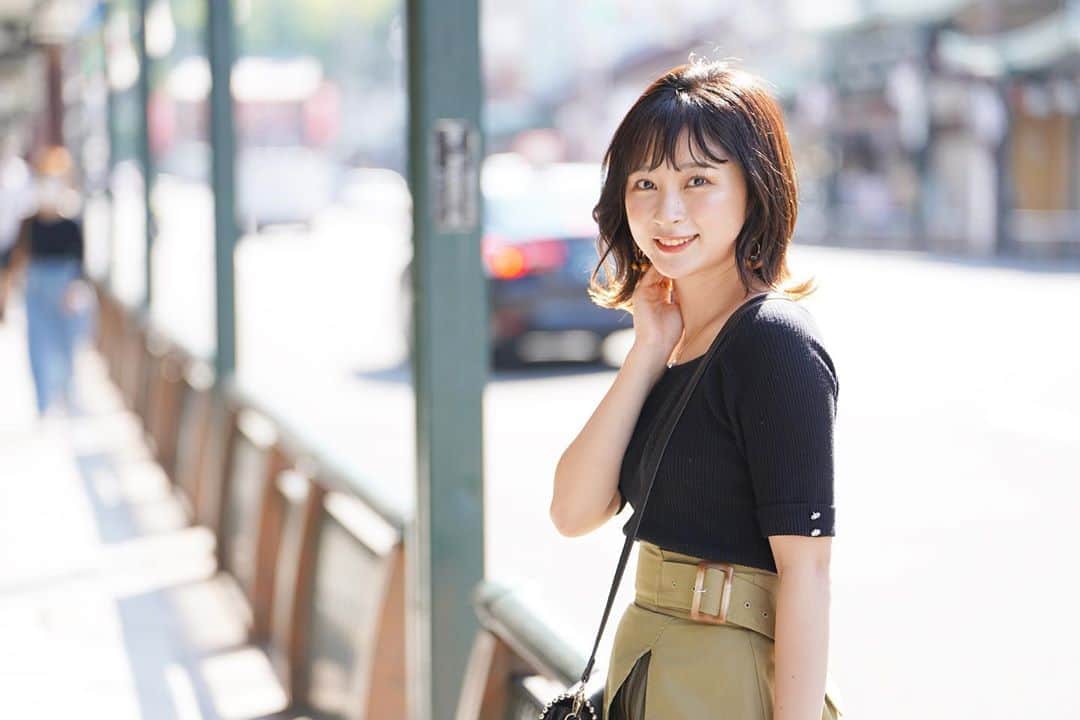 廣田佳菜子のインスタグラム：「こんばんは！ なんと本日、私たちMCDのフリーペーパーが発刊されました💕 これはそのときのオフショットです📸 公式アカウントでも宣伝していると思いますが、とっても可愛く作っていただけたので、ぜひ見てくださいね😊✨  フリートークもいっぱい公開されてます✨ 誰が近所のおばちゃんなのかな？ゆきちゃん？？😡笑  写真→ @h.taichi_photo   #ミスキャンパス同志社#ミスコン#ミスキャン#フリーペーパー#ポートレート#ポートレート撮影#ポトレのセカイ」
