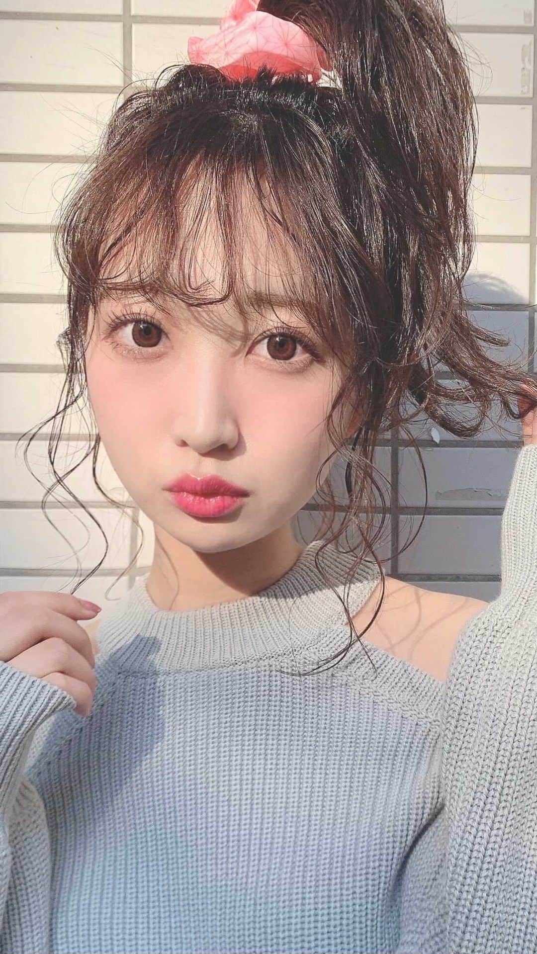 のインスタグラム：「ピクミンポニーテール🙋‍♀️  ねずこちゃんのシュシュらしい💭  この服たくさん聞かれた！嬉しい！ @mystywoman_com です♡  #サロモ #サロンモデル #関西サロモ #おフェロ #ヘアアレンジ #ポニーテール #シュシュ #ねずこ #mystic   @kabao.fero.r さんアレンジ✨」