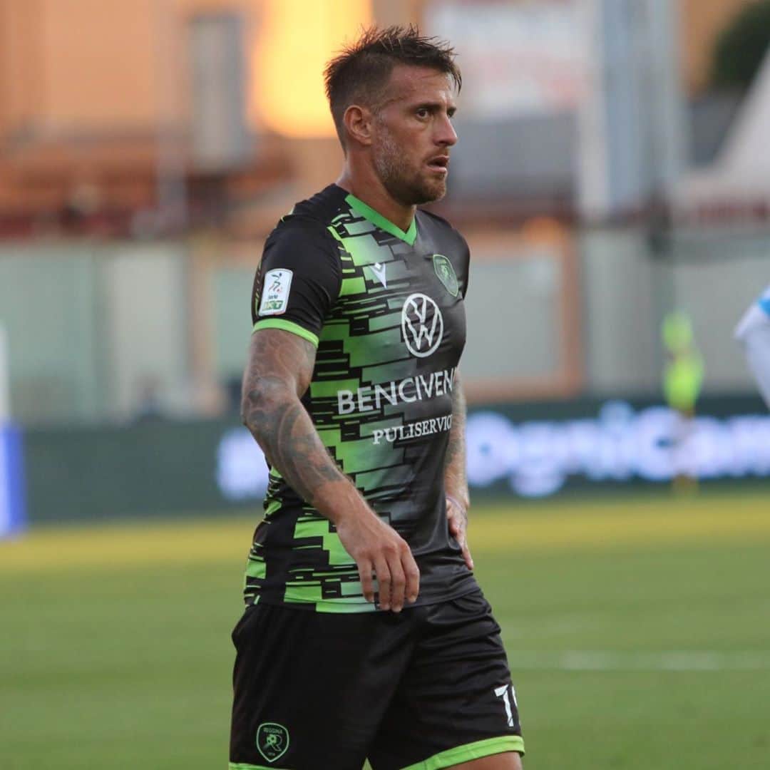 ヘルマン・デニスのインスタグラム：「Pronto per un altra sfida!!! pazienza, umiltà, sacrificio e tantissima voglia di portare a casa questi tre punti!!!! Forza ragazzi e forza REGGINA 🇱🇻🇱🇻」
