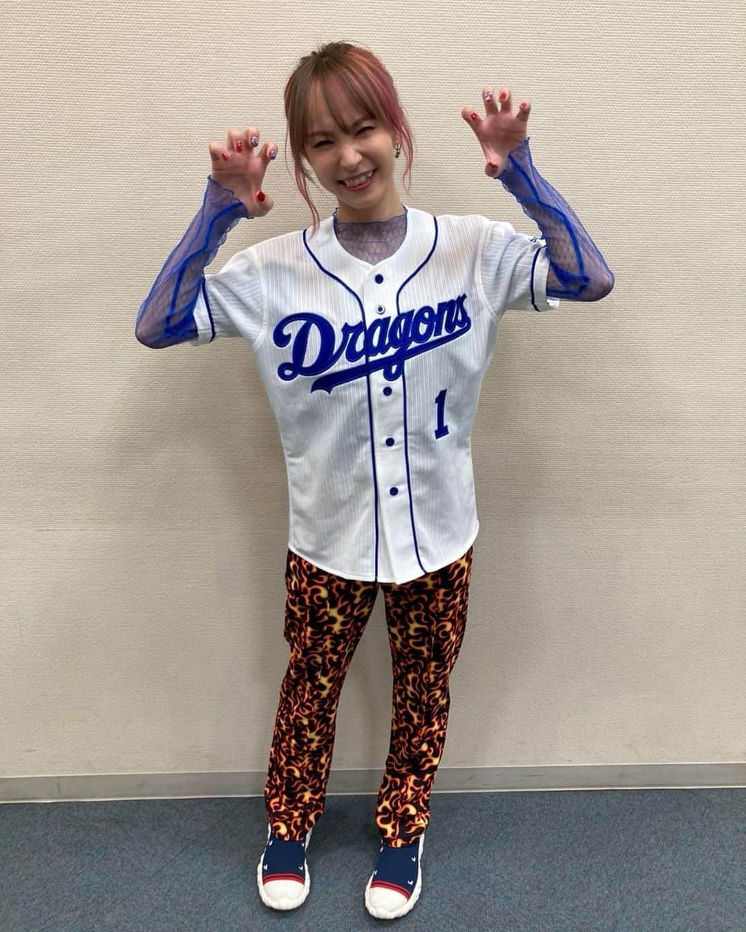 LiSAさんのインスタグラム写真 - (LiSAInstagram)「11月4日『中日×DeNA』@ナゴヤドーム セレモニアルピッチをさせていただきましたっ⚾︎🐲🐨 名前入りのユニフォームも作ってもらいましたっ🐨🐲⚾︎ 燃えよドラゴンズスタイル🔥🐲⚾️⚾︎🐨 #ノーバン始球式　#ドラゴンズ　#りさふく  #くばちゃまコーデ」11月4日 22時50分 - xlisa_olivex