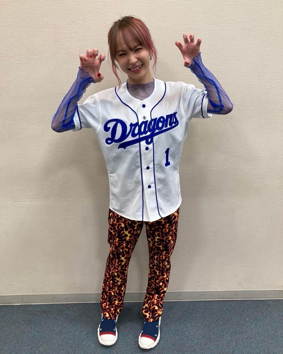 のインスタグラム：「11月4日『中日×DeNA』@ナゴヤドーム セレモニアルピッチをさせていただきましたっ⚾︎🐲🐨 名前入りのユニフォームも作ってもらいましたっ🐨🐲⚾︎ 燃えよドラゴンズスタイル🔥🐲⚾️⚾︎🐨 #ノーバン始球式　#ドラゴンズ　#りさふく  #くばちゃまコーデ」
