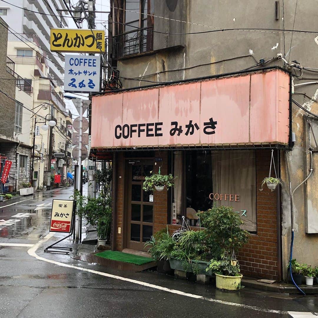 能町みね子さんのインスタグラム写真 - (能町みね子Instagram)「#喫茶メモ 東京上十条 みかさ/ 一度やめたけど復活したというお話。美しく青きビロード。いつまでもやってほしい」11月4日 22時43分 - nmcmnc