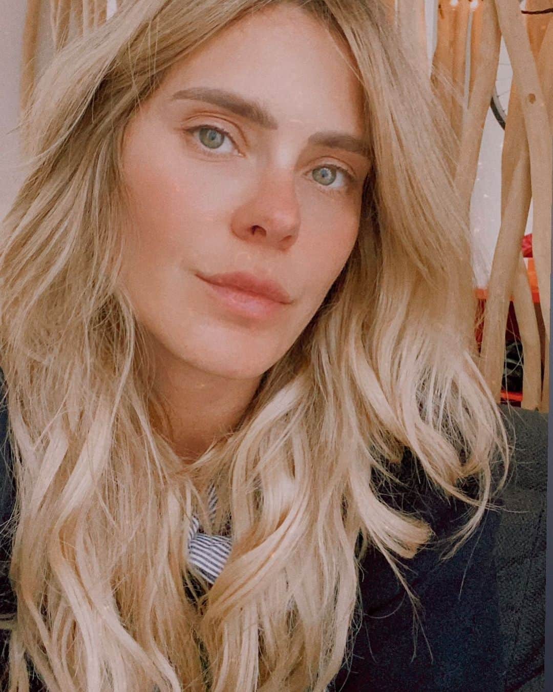 カロライナディークマンのインスタグラム：「e quando vc acorda com o babyliss de ontem? ahahaha; graças a @dafne_evangelista  e seus super poderes... tiamuuuu, gata mega blaster!」