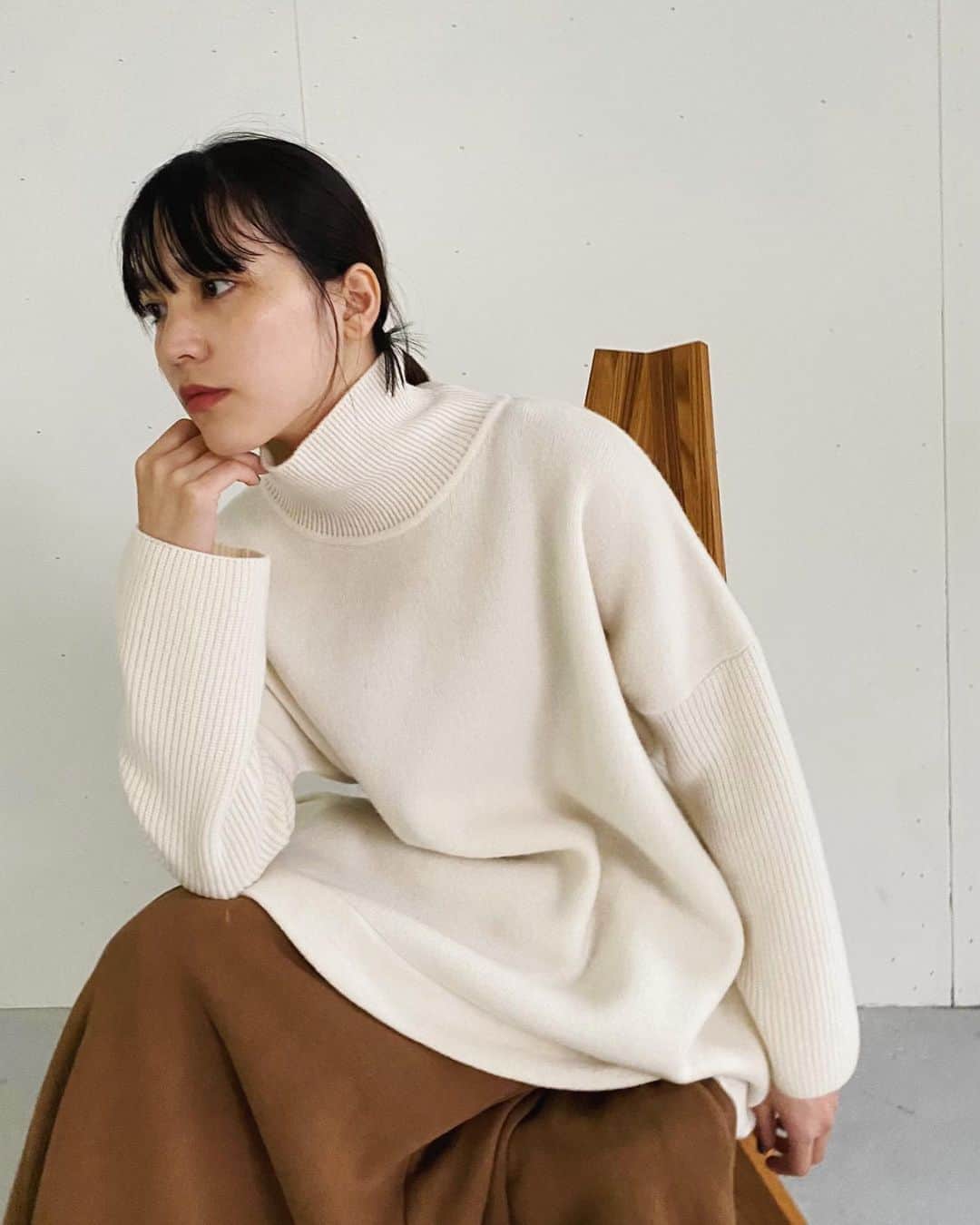 Kayumi Asukaさんのインスタグラム写真 - (Kayumi AsukaInstagram)「「JAMAIS VU」立ち上げの頃からお手伝いしているブランド。 . 着心地よくて、今っぽくも着こなせる。 どのアイテムもシンプルなんだけど、「なんだかしっくりくるちょうど良さ」。 うんうん、、このなんとも言えないこの心地よさ、好き😌♡ . #jamaisvu  #ジャメヴ #久しぶりの投稿」11月4日 22時58分 - kayumiasuka