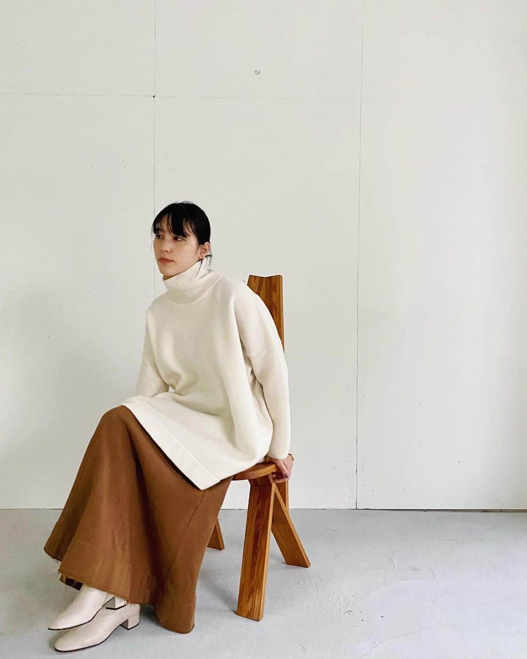 Kayumi Asukaのインスタグラム：「「JAMAIS VU」立ち上げの頃からお手伝いしているブランド。 . 着心地よくて、今っぽくも着こなせる。 どのアイテムもシンプルなんだけど、「なんだかしっくりくるちょうど良さ」。 うんうん、、このなんとも言えないこの心地よさ、好き😌♡ . #jamaisvu  #ジャメヴ #久しぶりの投稿」