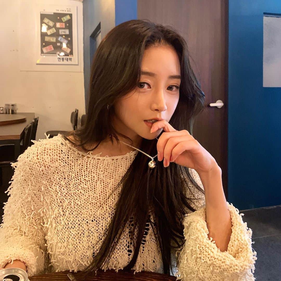 トキのインスタグラム：「예쁜데 착하기까지한 목걸이💚💚 수익금은 유기묘 유기견에게 후원된다고 해요🐱🐶 (아니 저 펜던트 모양 아가들 밥 그릇이라구염... 깨알 디테일)」