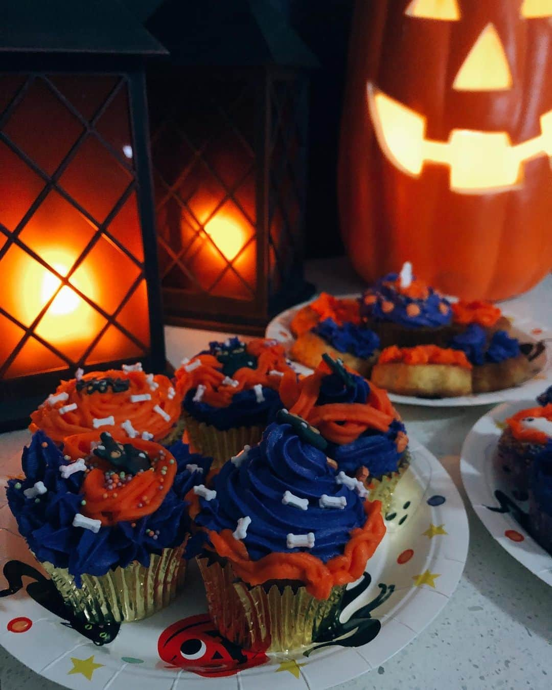 ナイトさんのインスタグラム写真 - (ナイトInstagram)「A bit overdue Halloween post but wanted to share what I made over on my Twitch Stream. Halloween cupcakes! They tasted really good and turned out super cute (although the buttercream was a bit too sweet for me haha) ~ How did you celebrate your Halloween? 🎃 TWITCH.TV/KNITECOSER #halloween #halloweencupcakes #cupcakes #cosplay」11月4日 22時52分 - knitecoser