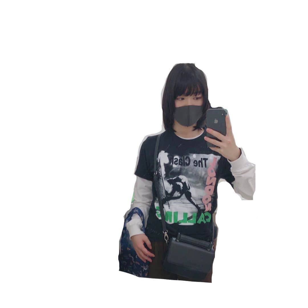 のインスタグラム：「The Clash T-shirt De Okaimono🤣 #theclash #rock #rocktshirt  #クラッシュTで買い物 #ロックTばかり着ている #ロックT集めている #いや英語じゃないんかい #手にかけてるエコバッグは #ロックじゃない」