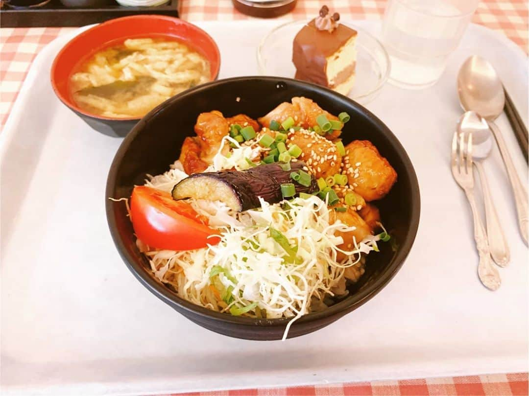 DJ KOOさんのインスタグラム写真 - (DJ KOOInstagram)「娘の病院実習中、食堂でのお昼ご飯がLINEで送られて来ました、 昨日はあまり寝れてなかったようなのでしっかり食べて栄養をつけて下さい！！鶏肉丼。ちょっと添えられたチョコレートケーキにホッとする親心❣️    #病院実習 #鶏肉丼 #DJKOO」11月4日 14時01分 - dj_koo1019