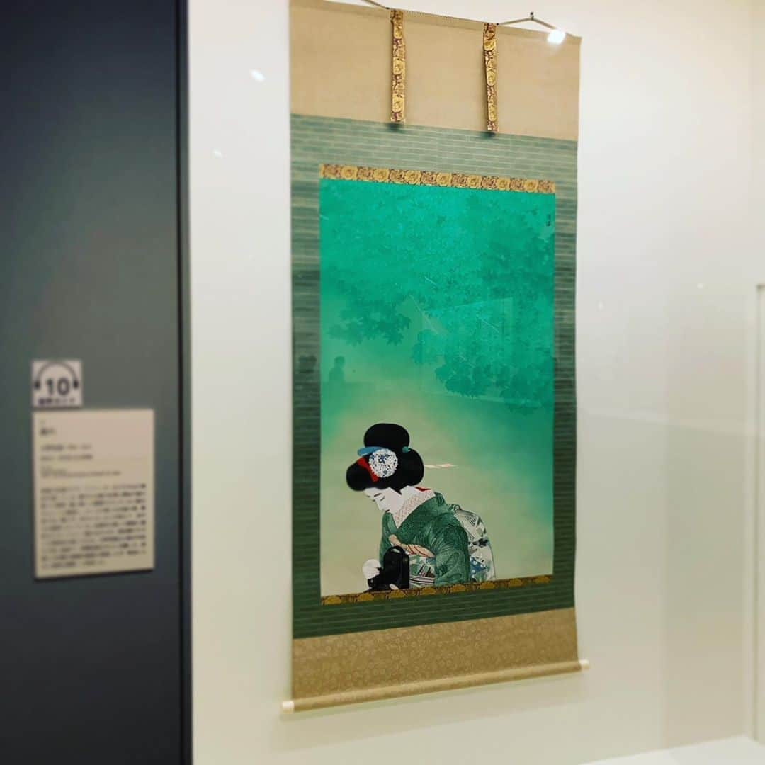 DJ AIKO 62さんのインスタグラム写真 - (DJ AIKO 62Instagram)「京都文化博物館で開催中の特別展「舞妓モダン」の後期展示を見に行ってきました。αステーションで担当している番組Kyoto Air Lounge(月火）内のアートトピックスでも前期の展示を以前ご紹介しました。  舞妓さんといえば「＝京都」と言うイメージが浮かぶでしょうか。では、どのような歴史的な経緯を経てそのような存在になったのか？ きっかけは明治5年、都をどりのスタートだったと言います。  今展では描かれた舞妓さんだけでなく、貴重な資料も交えた珍しいテーマ展となっています。近現代の日本画ではよく描かれているイメージが個人的にもあったのですが、舞妓さんテーマの特別展は過去2、3回しかなく、一番最近のものでも20年ほど前になるそう。  上村松園さんが描いた《舞妓之図》も良かったですよ〜！初公開となる作品です。（個人蔵だったためインスタにはあげません。）行かれる方は是非チェックしてください。「松園さんが舞妓さんを？」と思いましたが、どうやら注文を受けて描いたものらしいですね。  11月3日からは展示がえも少しされ、竹内栖鳳《アレ夕立に》、伊東深水《舞妓》などが登場しています！11月17日〜展示される作品もあるので、お目当ての作品が見られるか気になる方は公式サイトで確認をしてみてください。  2枚目：北野恒富《戯れ》東京国立近代美術館蔵 3枚目：林司馬《牡丹》東京国立近代美術館  ※展示室内の写真は取材時に申請・許可を得て行っています。なお、後期展示においては撮影は行っていません。転用・転載はできませんのでご注意ください。  特別展「舞妓モダン」 2020年10月6日（火）〜11月29日（日） 京都文化博物館4階・3階展示室 開館時間・休館日・入場料などそのほかの情報は京都文化博物館の公式サイトをご確認ください。  #舞妓モダン #京都文化博物館 #学芸員djのdjaiko62  #DJAIKO62 #京都 #京都アート散歩 #アート散歩 #美術館巡り #美術館好き #maikobeauty #舞妓さん  #上村松園 #北野恒富 #林司馬 #着物 #花街」11月4日 14時08分 - djaiko62