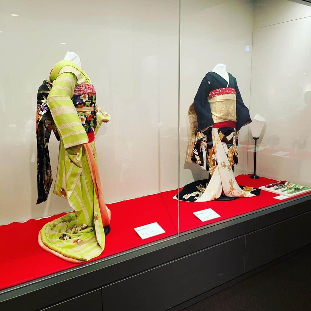 DJ AIKO 62さんのインスタグラム写真 - (DJ AIKO 62Instagram)「京都文化博物館で開催中の特別展「舞妓モダン」の後期展示を見に行ってきました。αステーションで担当している番組Kyoto Air Lounge(月火）内のアートトピックスでも前期の展示を以前ご紹介しました。  舞妓さんといえば「＝京都」と言うイメージが浮かぶでしょうか。では、どのような歴史的な経緯を経てそのような存在になったのか？ きっかけは明治5年、都をどりのスタートだったと言います。  今展では描かれた舞妓さんだけでなく、貴重な資料も交えた珍しいテーマ展となっています。近現代の日本画ではよく描かれているイメージが個人的にもあったのですが、舞妓さんテーマの特別展は過去2、3回しかなく、一番最近のものでも20年ほど前になるそう。  上村松園さんが描いた《舞妓之図》も良かったですよ〜！初公開となる作品です。（個人蔵だったためインスタにはあげません。）行かれる方は是非チェックしてください。「松園さんが舞妓さんを？」と思いましたが、どうやら注文を受けて描いたものらしいですね。  11月3日からは展示がえも少しされ、竹内栖鳳《アレ夕立に》、伊東深水《舞妓》などが登場しています！11月17日〜展示される作品もあるので、お目当ての作品が見られるか気になる方は公式サイトで確認をしてみてください。  2枚目：北野恒富《戯れ》東京国立近代美術館蔵 3枚目：林司馬《牡丹》東京国立近代美術館  ※展示室内の写真は取材時に申請・許可を得て行っています。なお、後期展示においては撮影は行っていません。転用・転載はできませんのでご注意ください。  特別展「舞妓モダン」 2020年10月6日（火）〜11月29日（日） 京都文化博物館4階・3階展示室 開館時間・休館日・入場料などそのほかの情報は京都文化博物館の公式サイトをご確認ください。  #舞妓モダン #京都文化博物館 #学芸員djのdjaiko62  #DJAIKO62 #京都 #京都アート散歩 #アート散歩 #美術館巡り #美術館好き #maikobeauty #舞妓さん  #上村松園 #北野恒富 #林司馬 #着物 #花街」11月4日 14時08分 - djaiko62