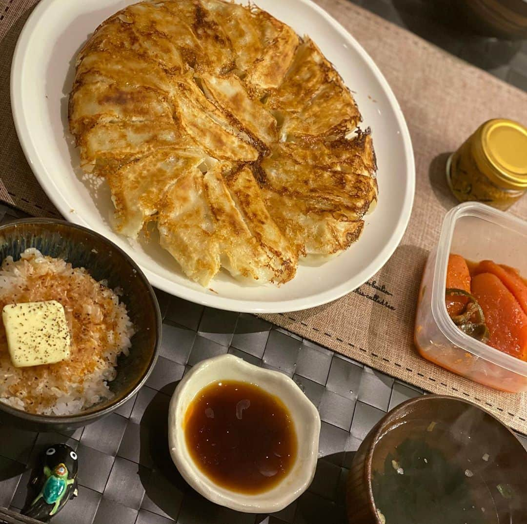 岸明日香さんのインスタグラム写真 - (岸明日香Instagram)「北出丼岸キッチンver うまうま(⁎⁍̴̆Ɛ⁍̴̆⁎)  あと先日友達が来て浜松餃子を羽根つきで焼いたときの🥟  最近地方が増えたから地域の美味しい簡単ご飯満喫してる😂  皆の地域のおすすめご飯教えて🥰  #岸キッチン」11月4日 14時08分 - aspoo02