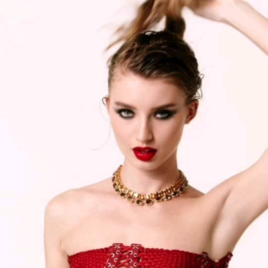CeCi Thailandのインスタグラム：「Dolce&Gabbana Beauty นำเสนอความงดงามครั้งใหม่ของเสน่ห์แห่งริมฝีปากกับ Passionlips ลิปสติกในรูปแบบ Lipstick Pen รุ่นใหม่!   ด้วยนวัตกรรมสุดก้าวล้ำที่ผสมผสานเนื้อสีที่เข้มข้นเข้ากับลิปเนื้อแมท มอบสัมผัสบางเบาเป็นพิเศษบนริมฝีปาก เผยสองฟินิชลุคสุดเย้ายวนบนริมฝีปาก พร้อมแพคเกจจิ้งทรงเอกลักษณ์ สัมผัสความงดงามบนเรียวปากที่เย้ายวนชวนหลงใหลในทุกห้วงเวลา​ได้แล้ววันนี้   ที่เคาน์เตอร์ DG Beauty สาขา พารากอน โทร. 026107696​ https://bit.ly/2TC8bEQ」