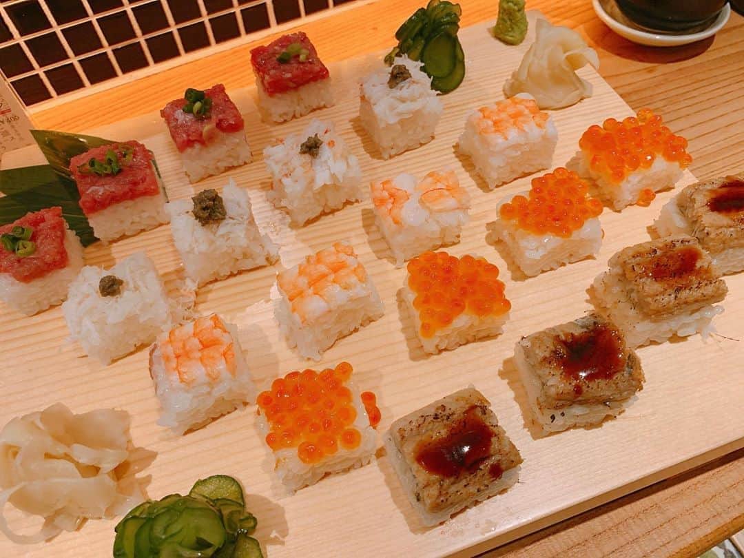 のインスタグラム：「銀座まぐろ食堂名物 掴み寿司 海苔を片手に持って掴んで食べてください  口福感を約束します  #魚金 #銀座グルメ #寿司スタグラム #銀座ディナー #まぐろ #銀座居酒屋 #魚介料理」